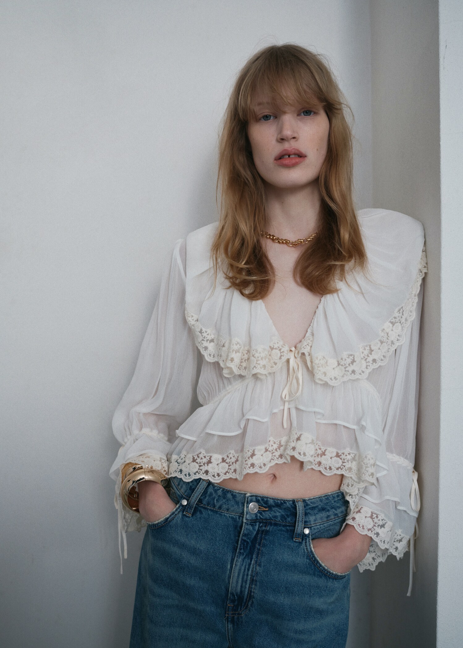 Rüschenbluse mit Details aus Spitze - Detail des Artikels 6