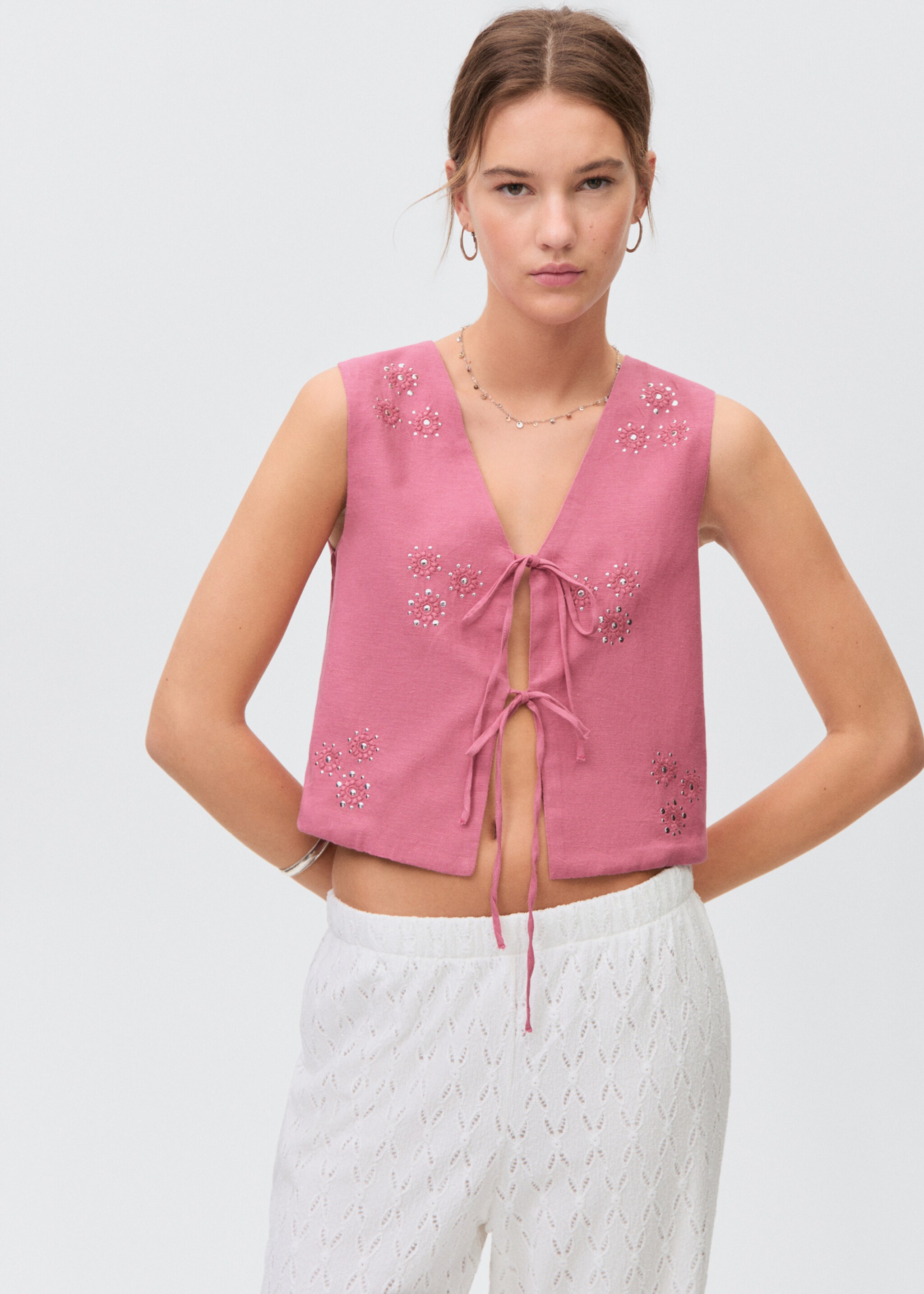 Embroidered waistcoat with bows - Medium plane