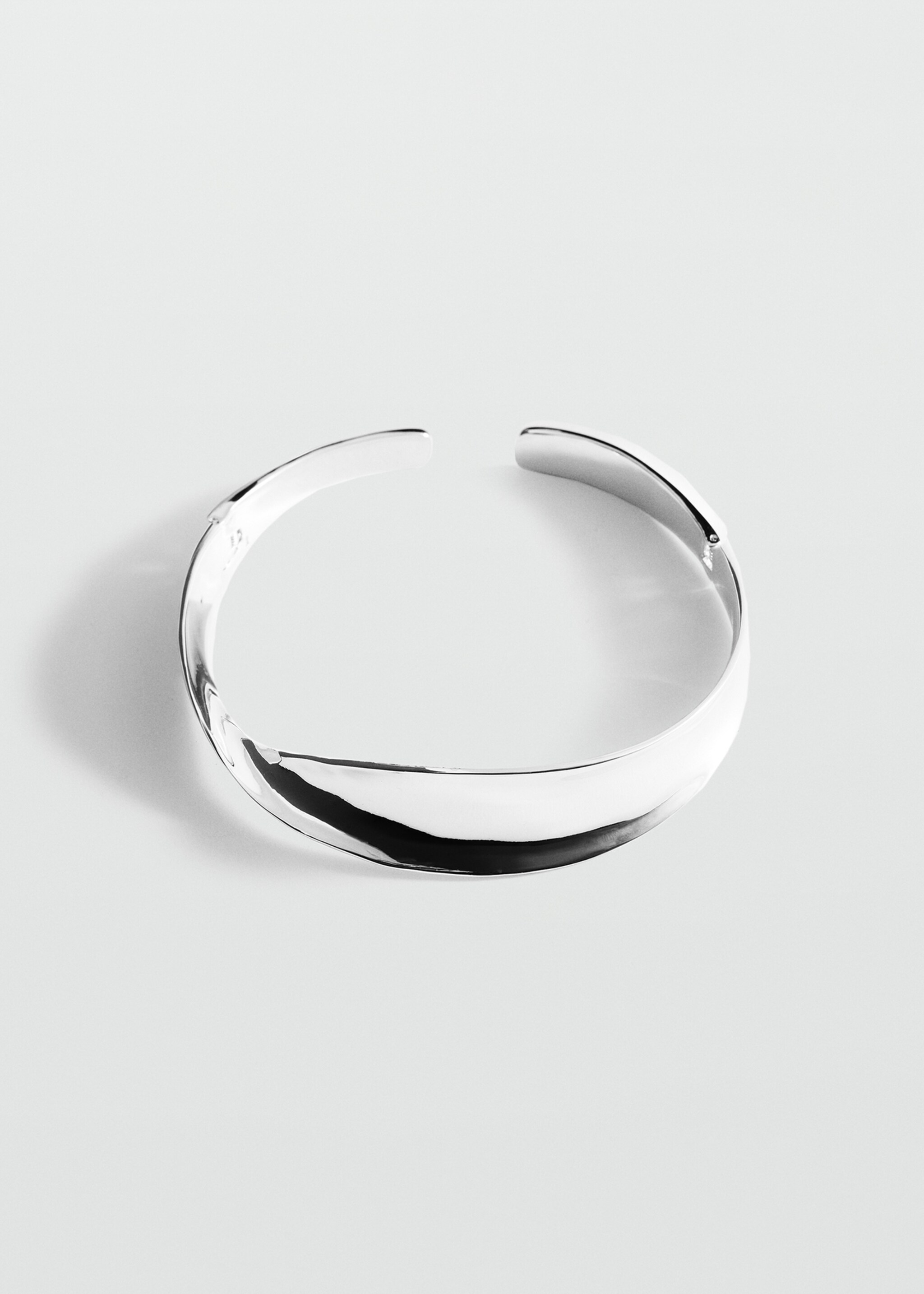 Rigid twisted collar - Article without model