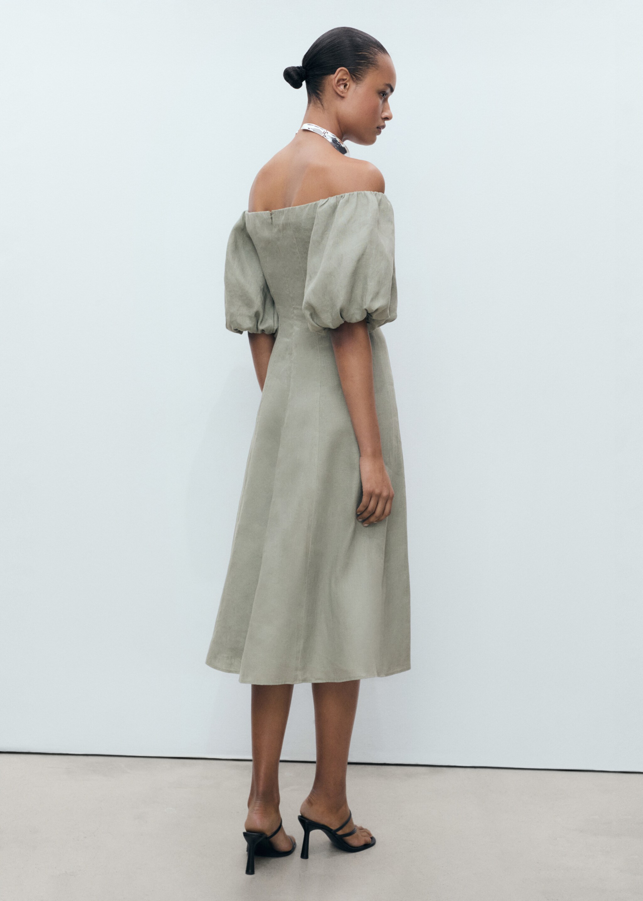 Puffed-sleeve linen dress - Reverse of the article