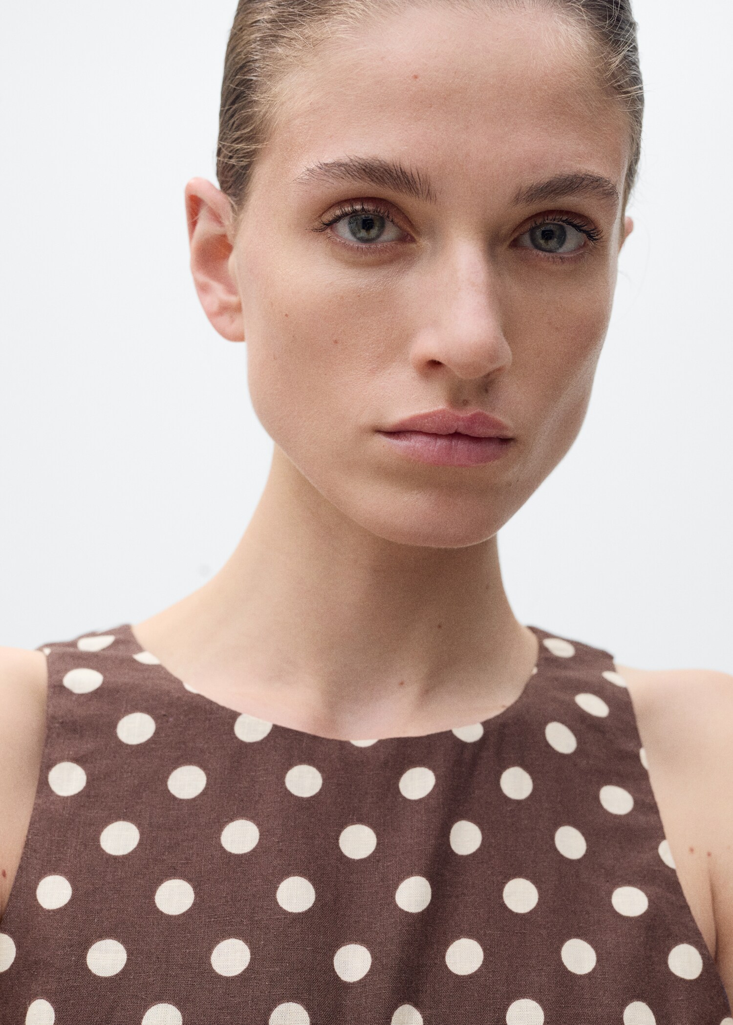 Linen jumpsuit with polka-dots and belt - Details of the article 1
