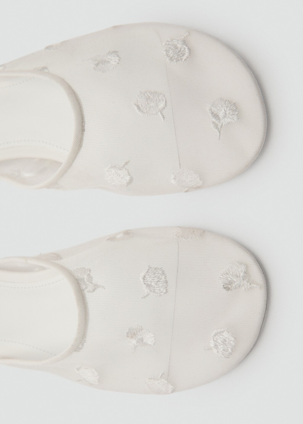 Embroidered mesh shoes