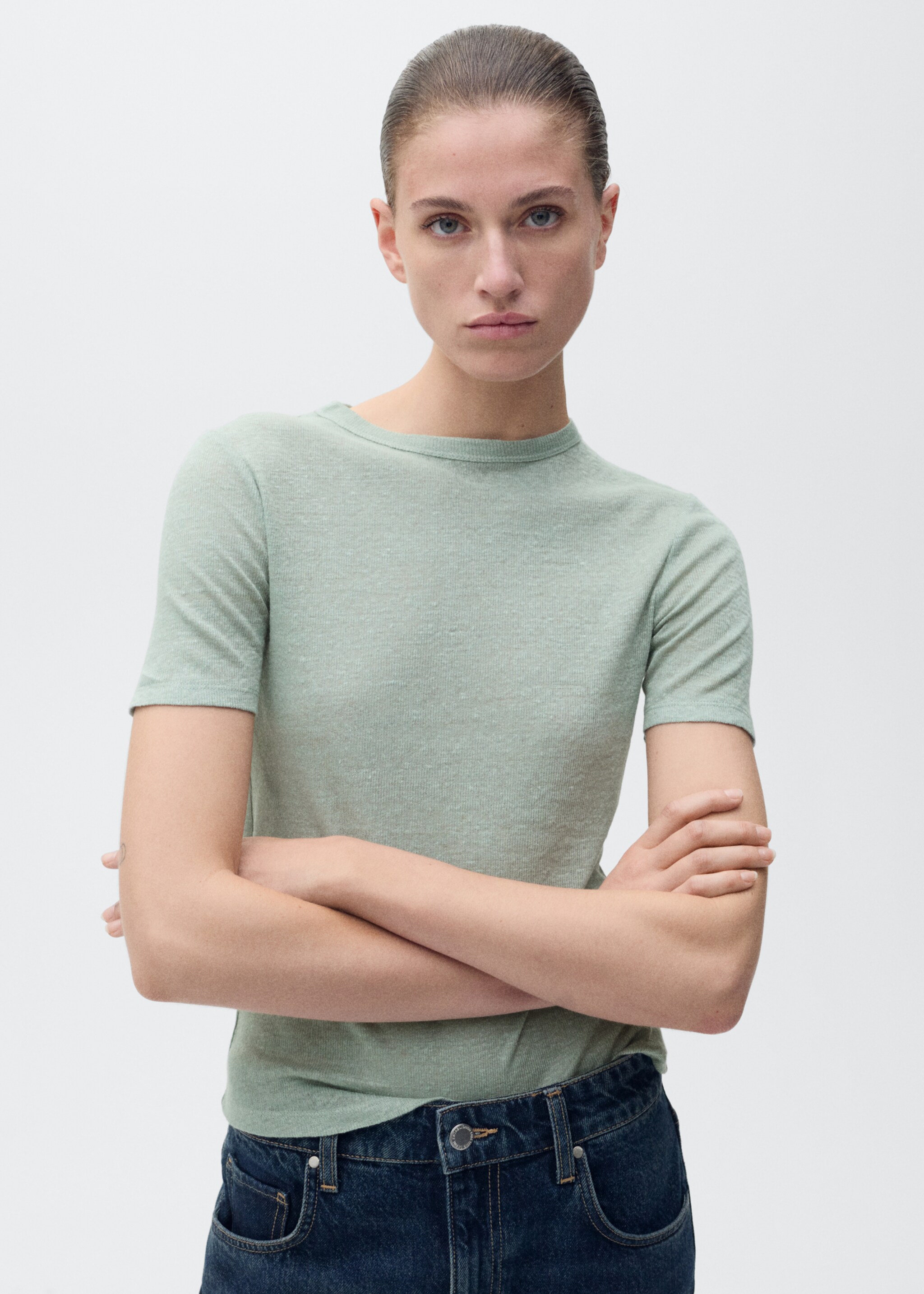 Figurnära t-shirt i linne - Bild av mittparti