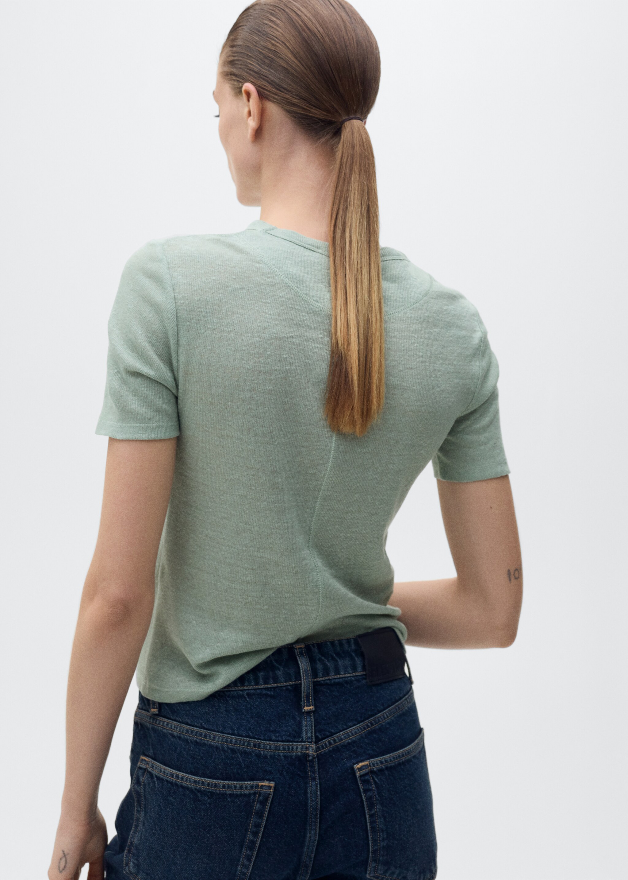 Figurnära t-shirt i linne - Artikelns baksida