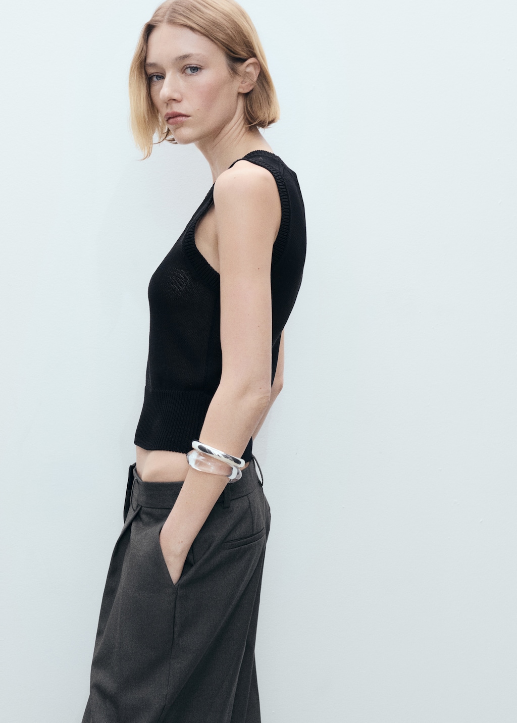 Low-neck knitted top