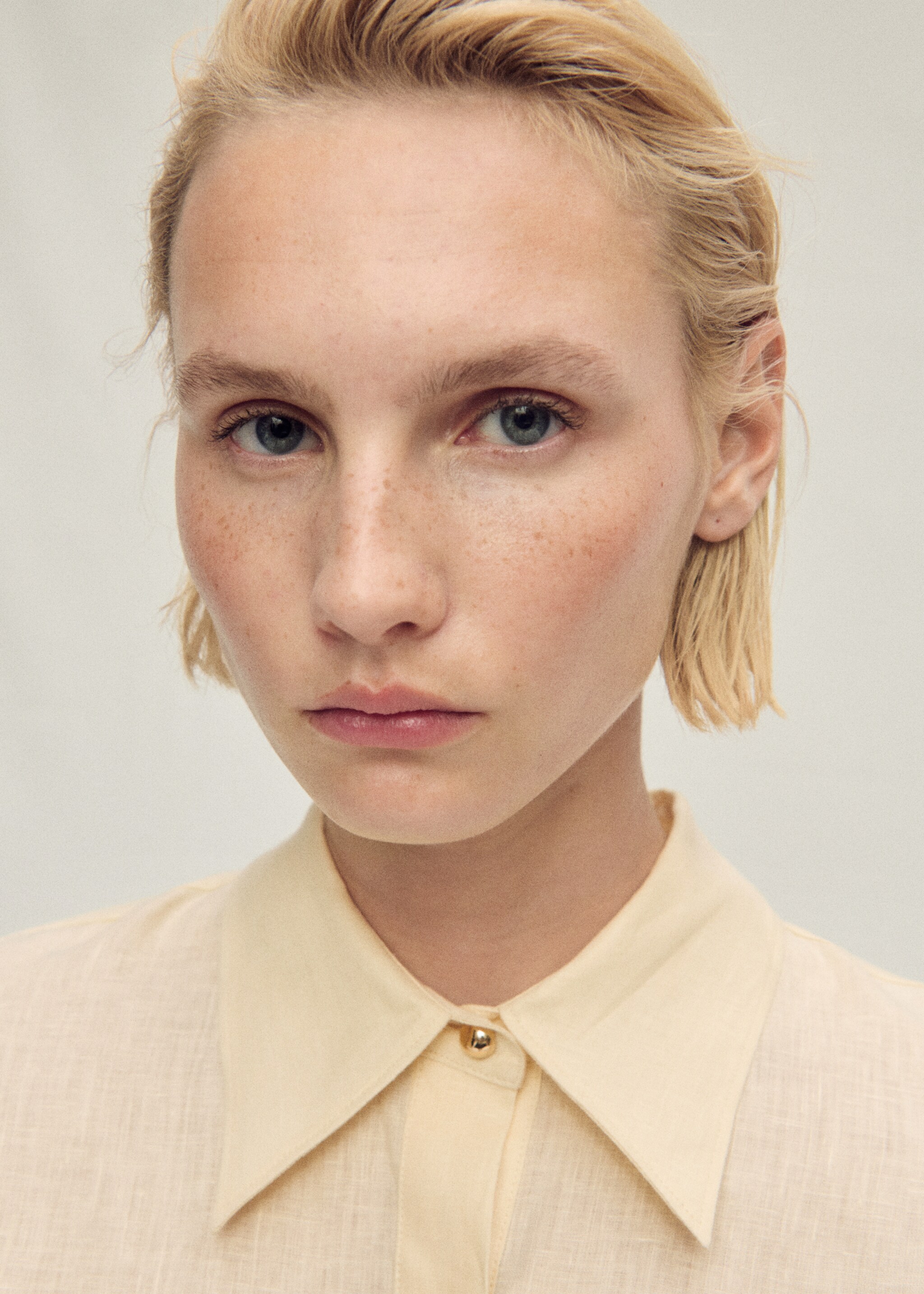 Linen shirt with button detail - Details of the article 1