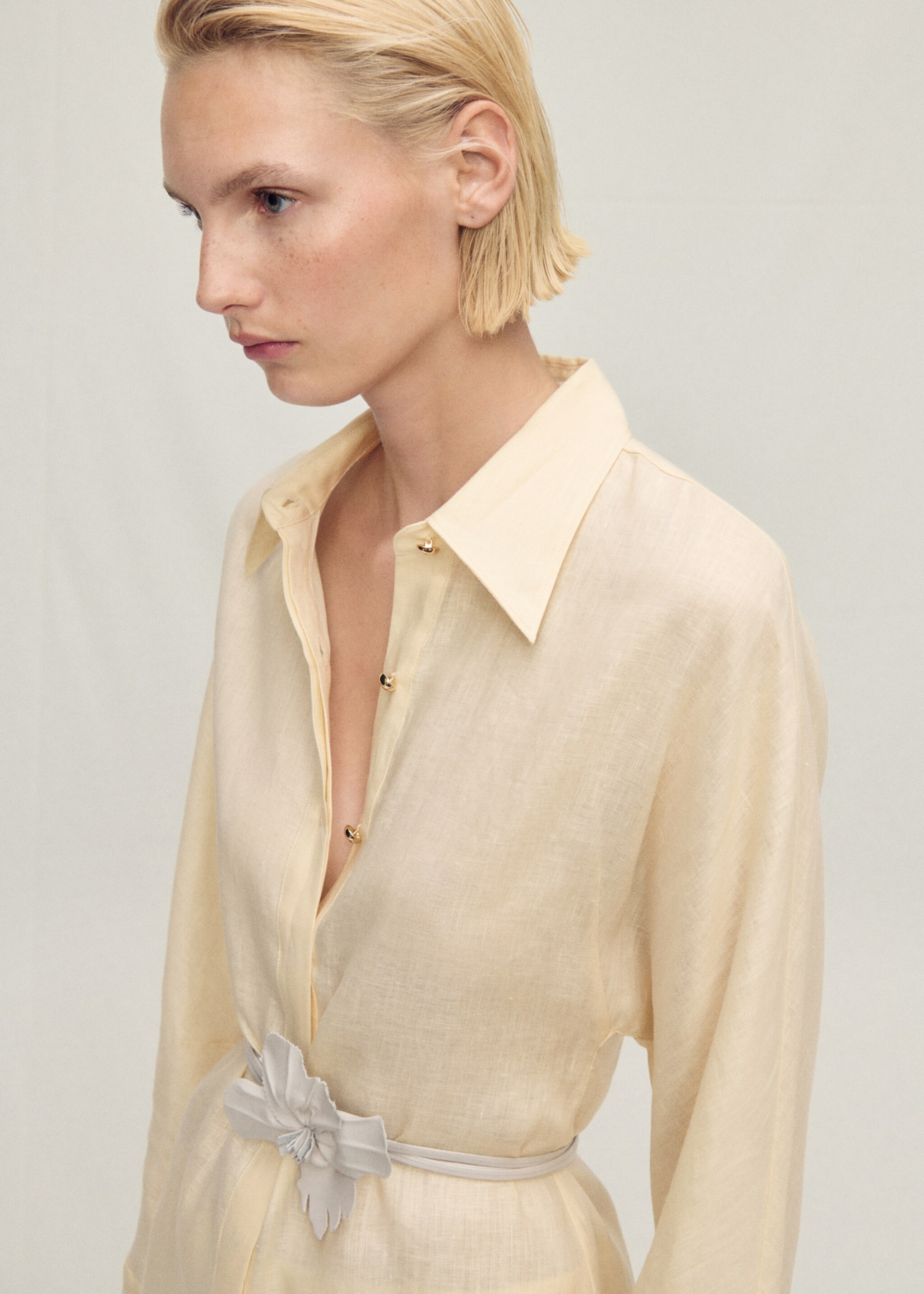 Linen shirt with button detail - Details of the article 2