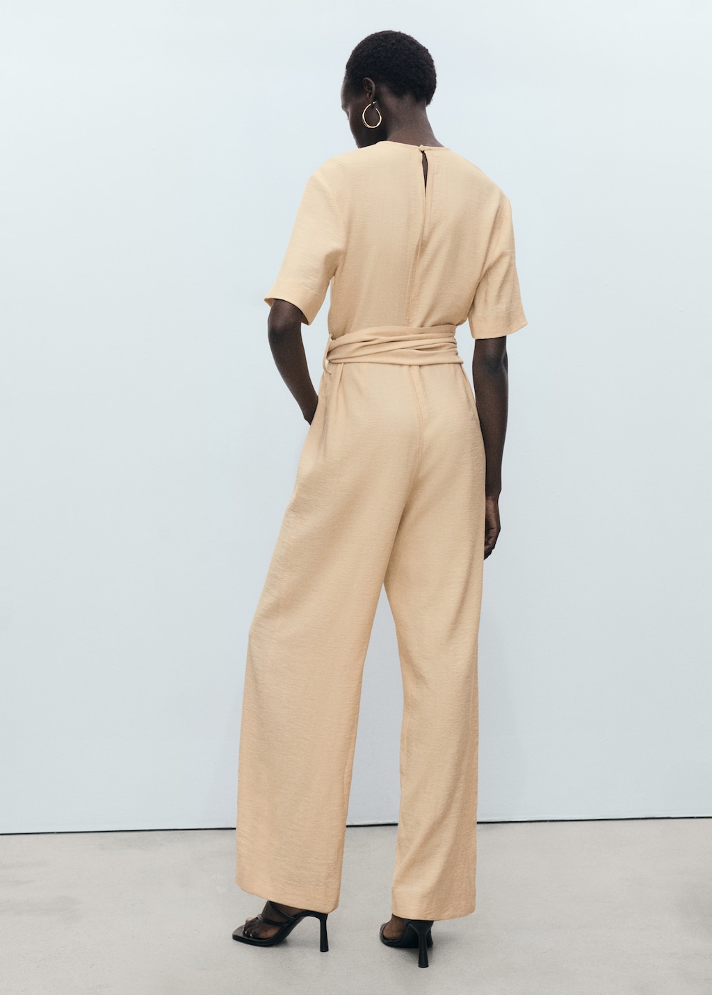 Straight-fit short-sleeved jumpsuit with belt