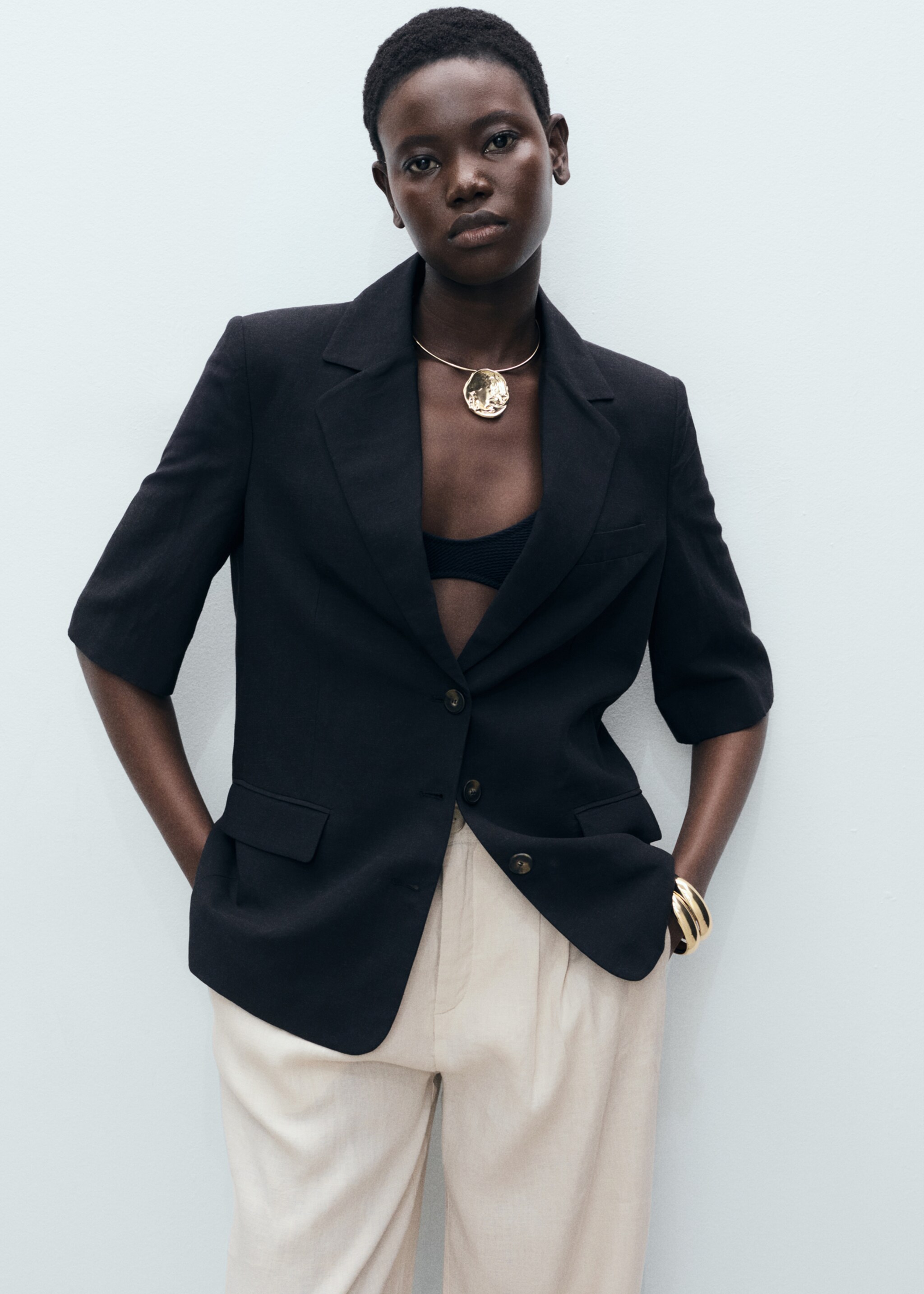 Linen trousers with tortoiseshell button - Details of the article 1