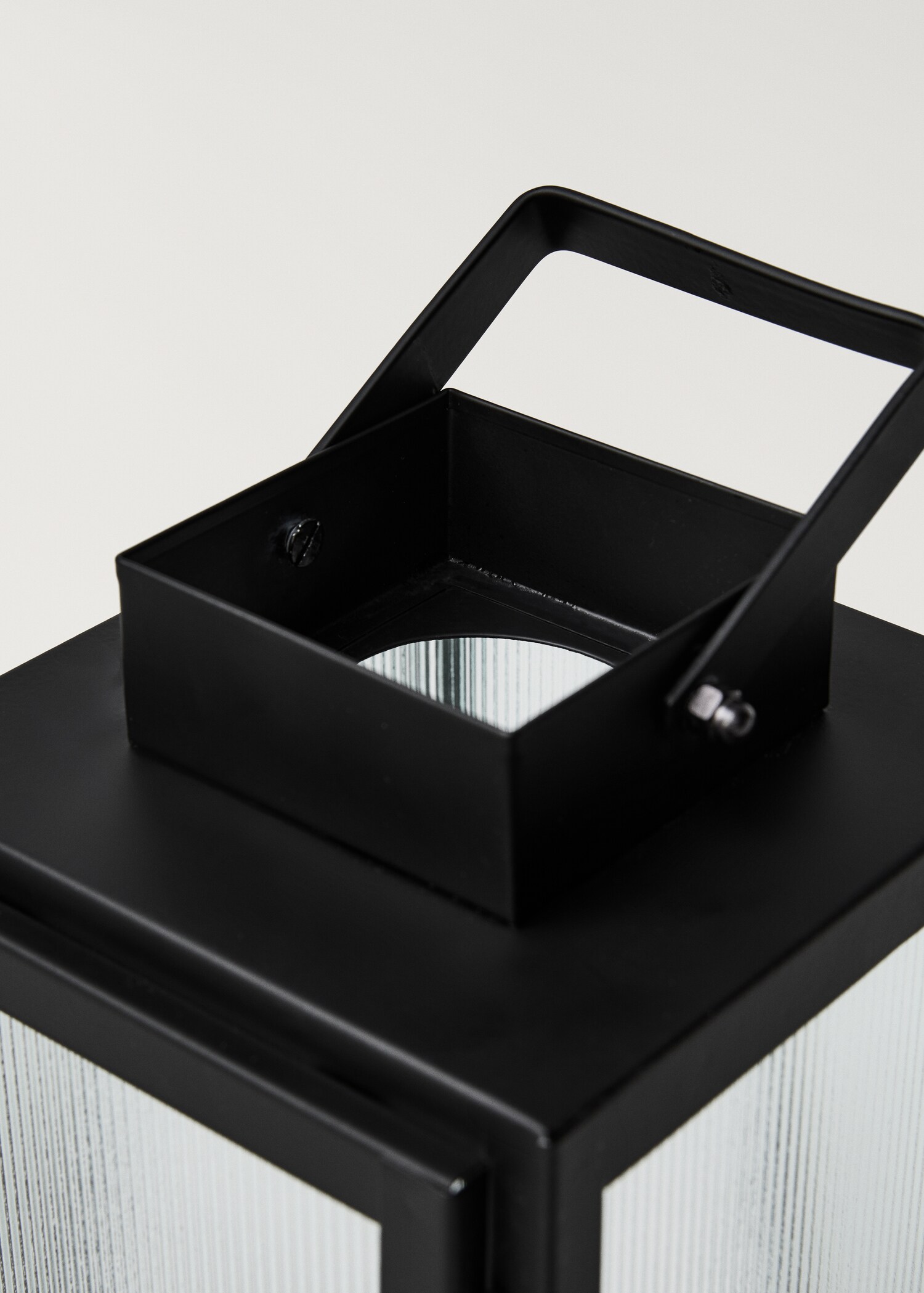Medium metal lantern - Details of the article 2
