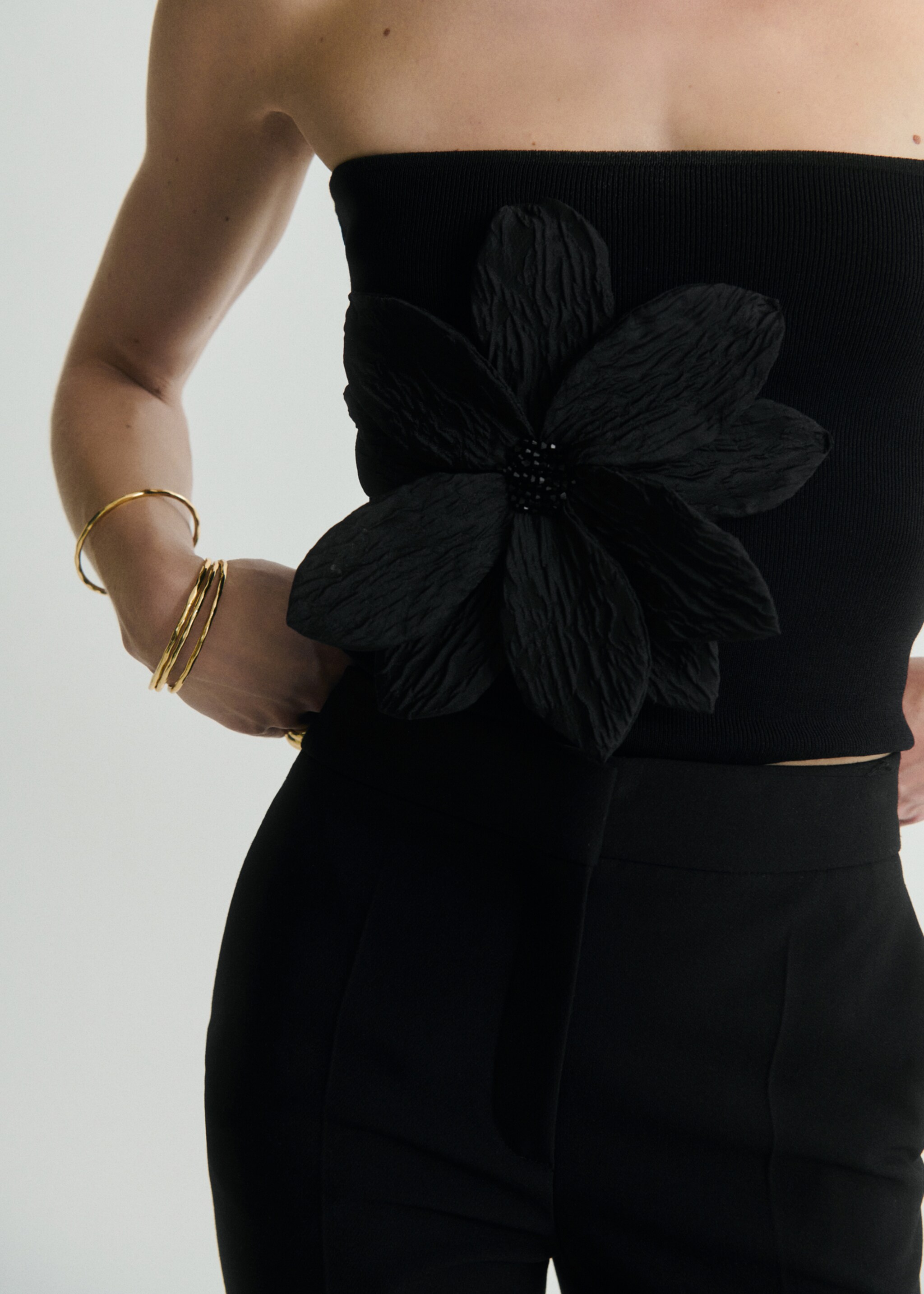 Bandeau top with maxi flower detail - Bild av mittparti