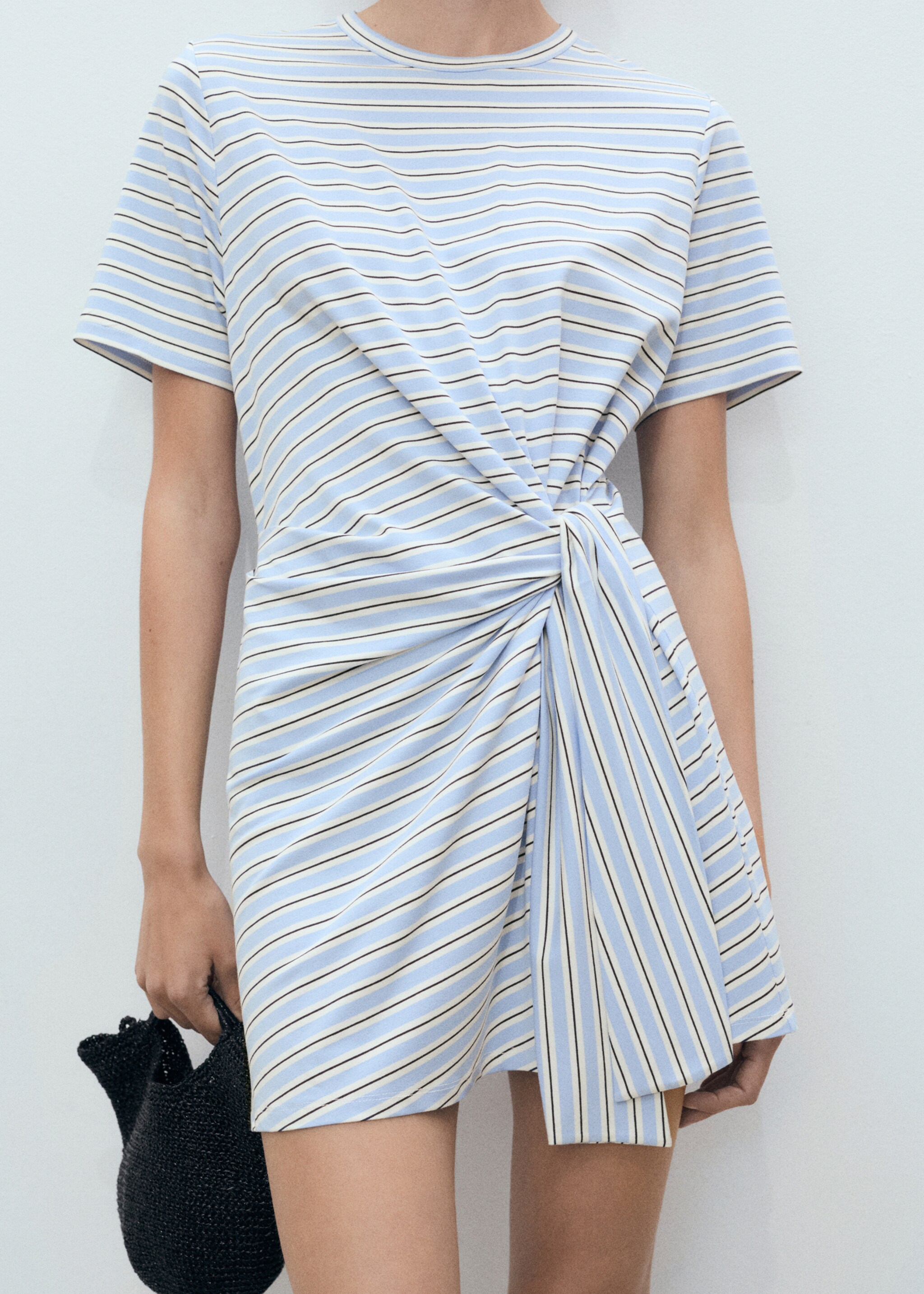 Vestido corto rayas nudo - Plano medio
