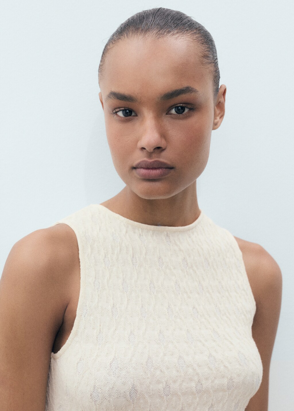 Fitted textured knitted dress - image 4