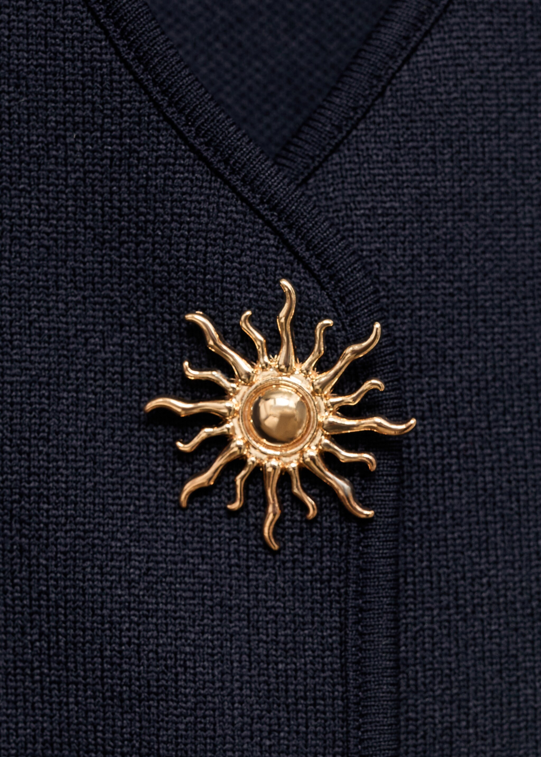 Knitted waistcoat with jewel buttons - Details of the article 8