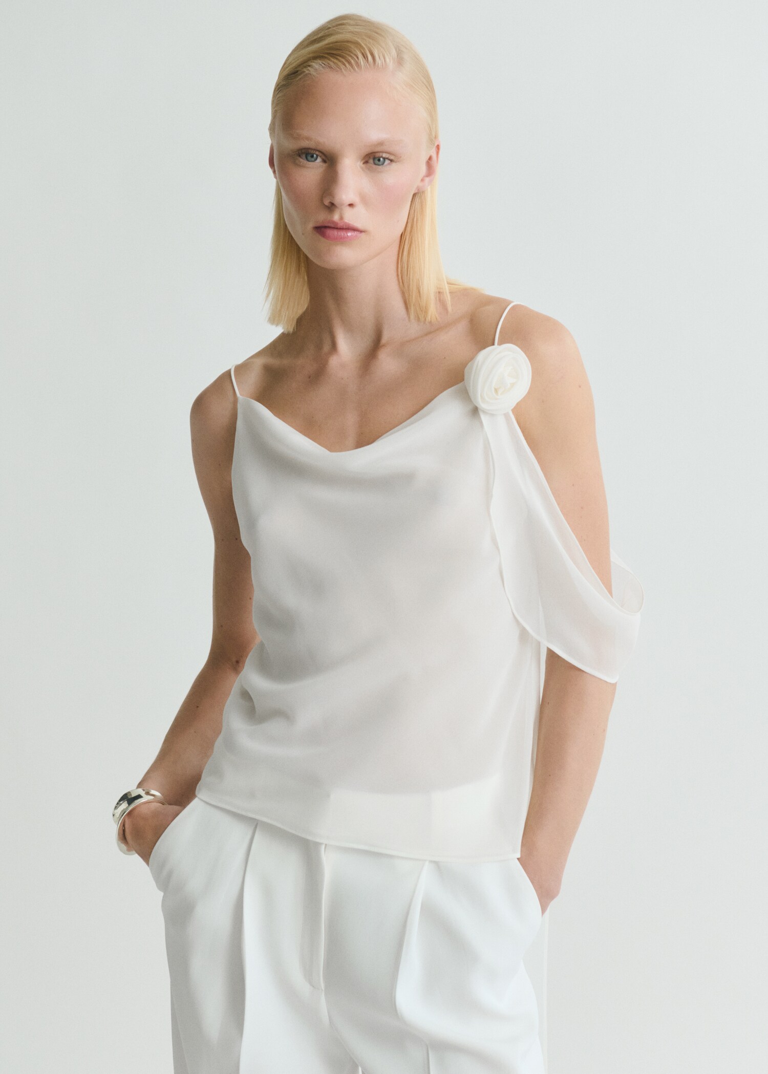 Top drappeggiato dettaglio fiore - Piano medio