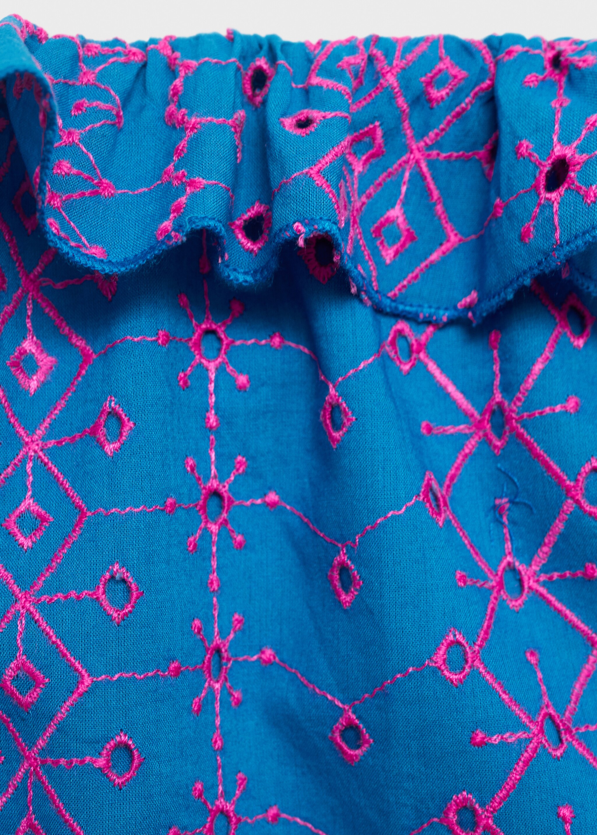 Top met pand van Zwitserse broderie - Detail van het artikel 8