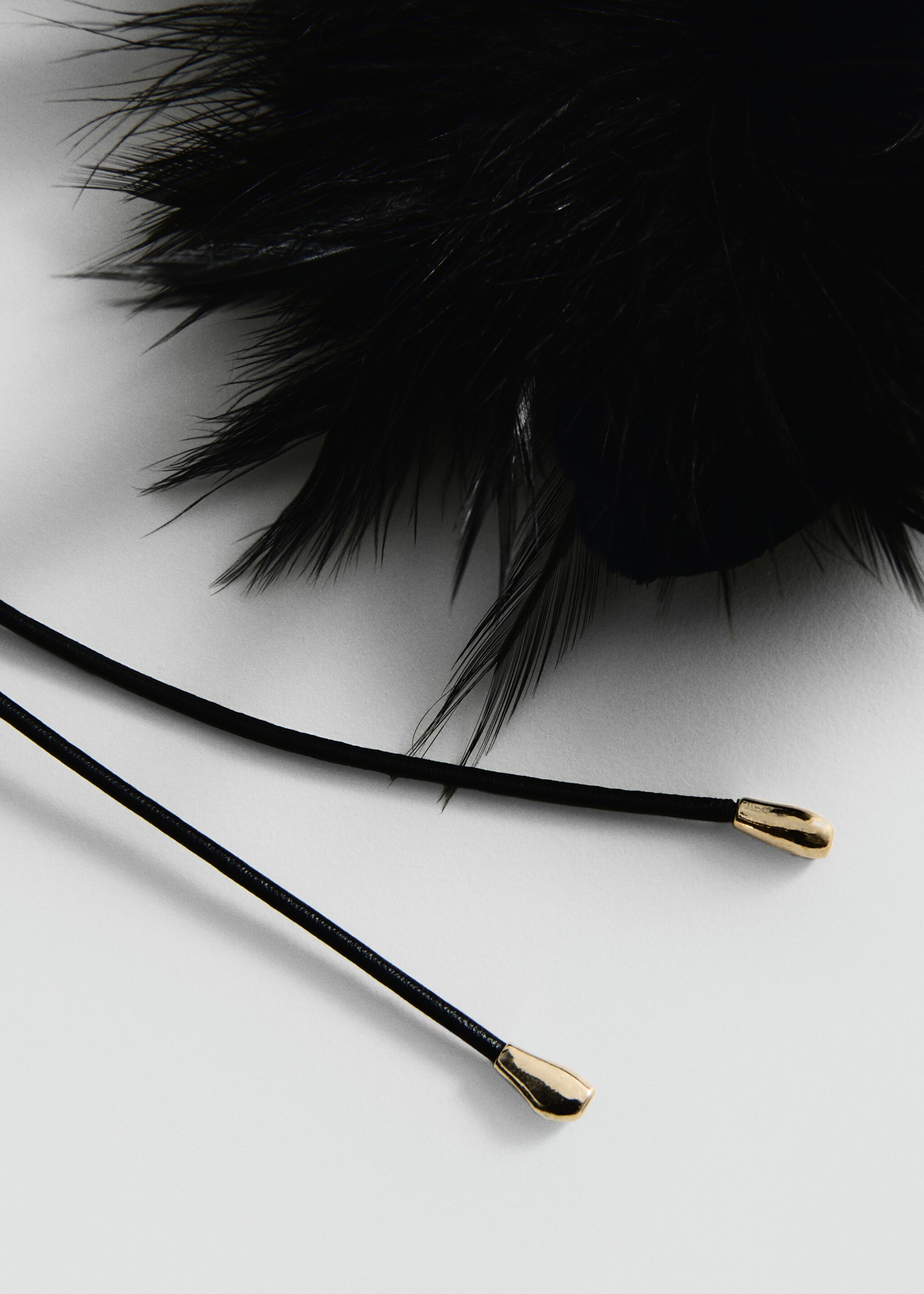 Choker cordón detalle plumas - Plano medio