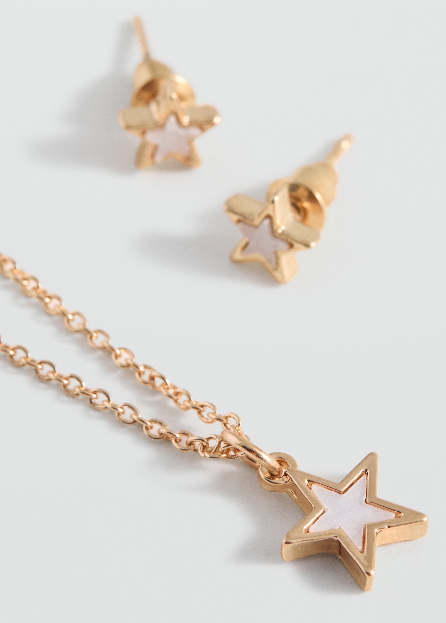 Ensemble colliers et boucles d'oreilles - Plan moyen