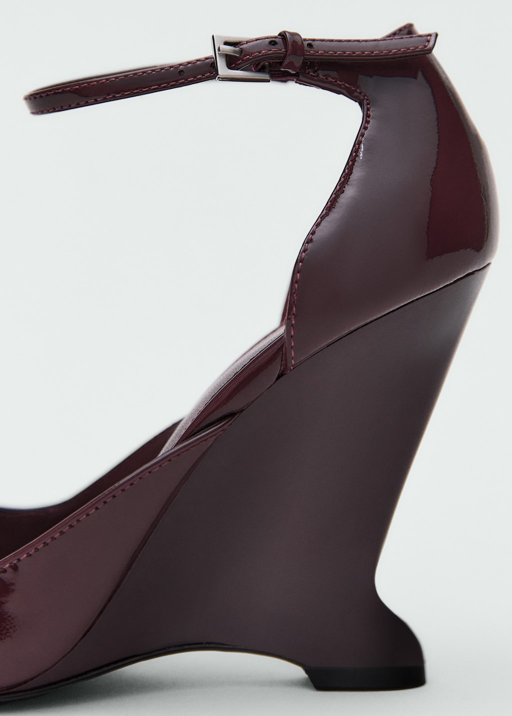 Curved wedge leather shoes