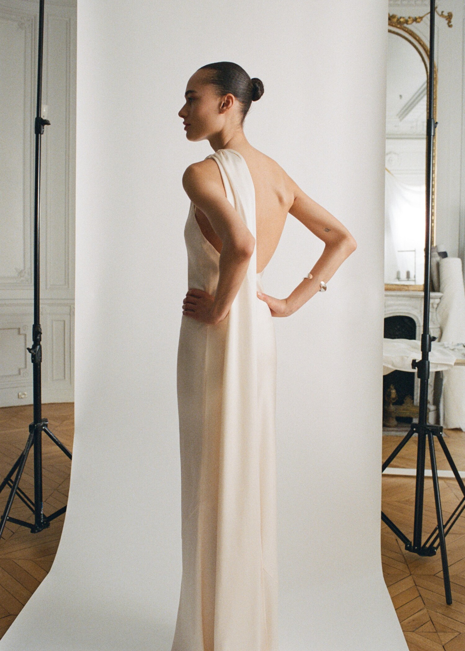 Asymmetrical bow-neck dress - Details of the article 7