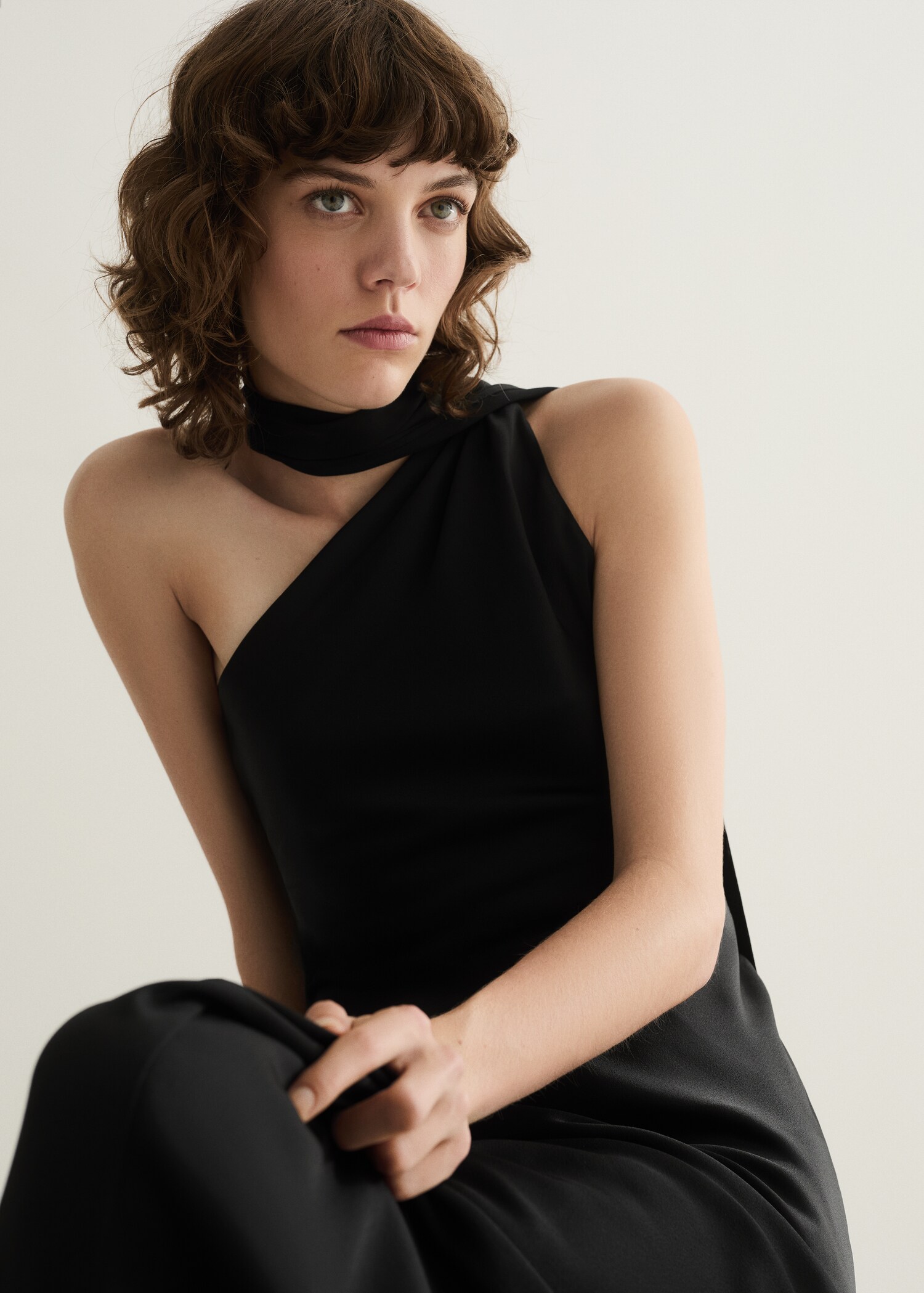 Vestido asimétrico cuello lazada - Plano medio