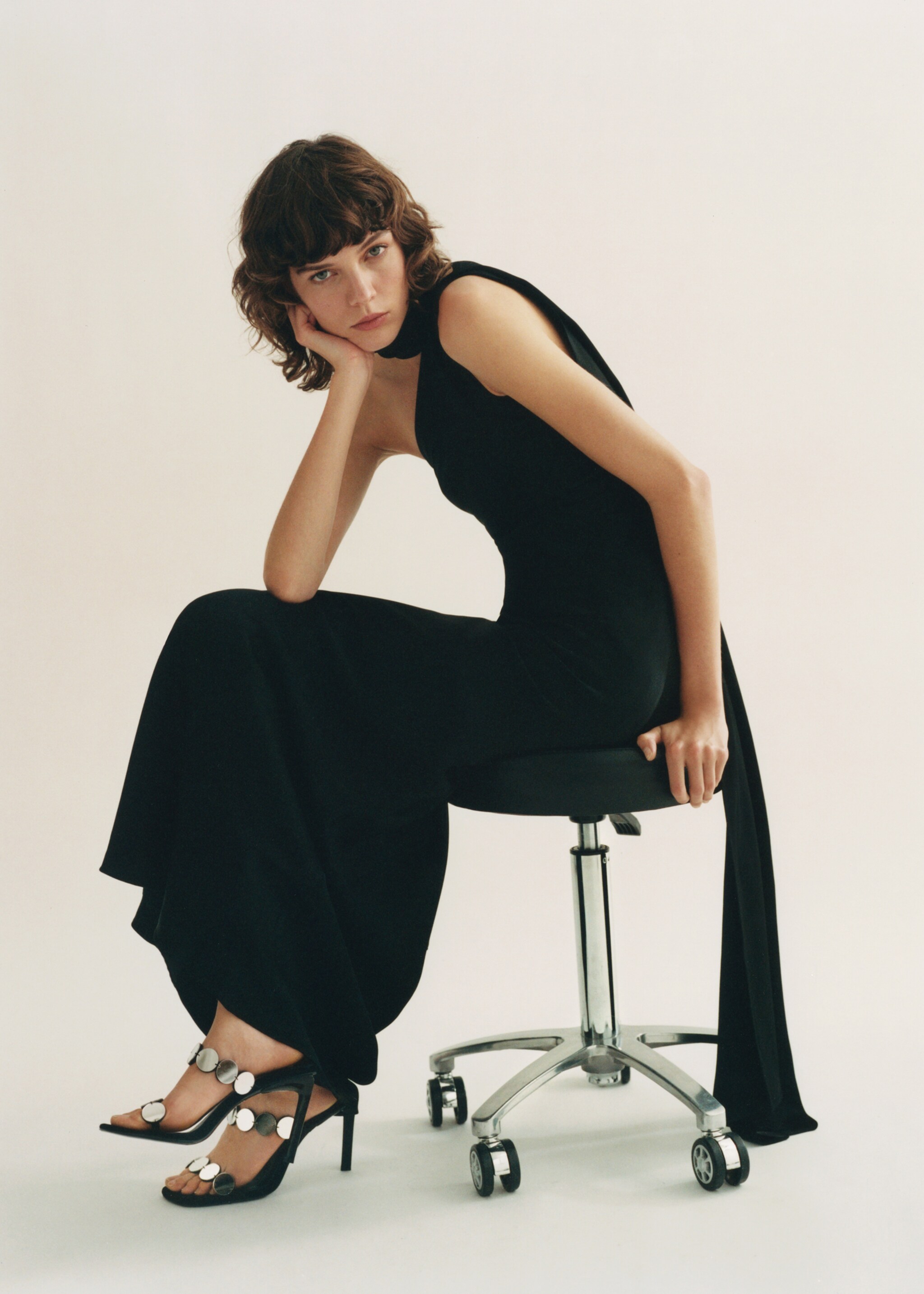 Asymmetrical bow-neck dress - Details of the article 2