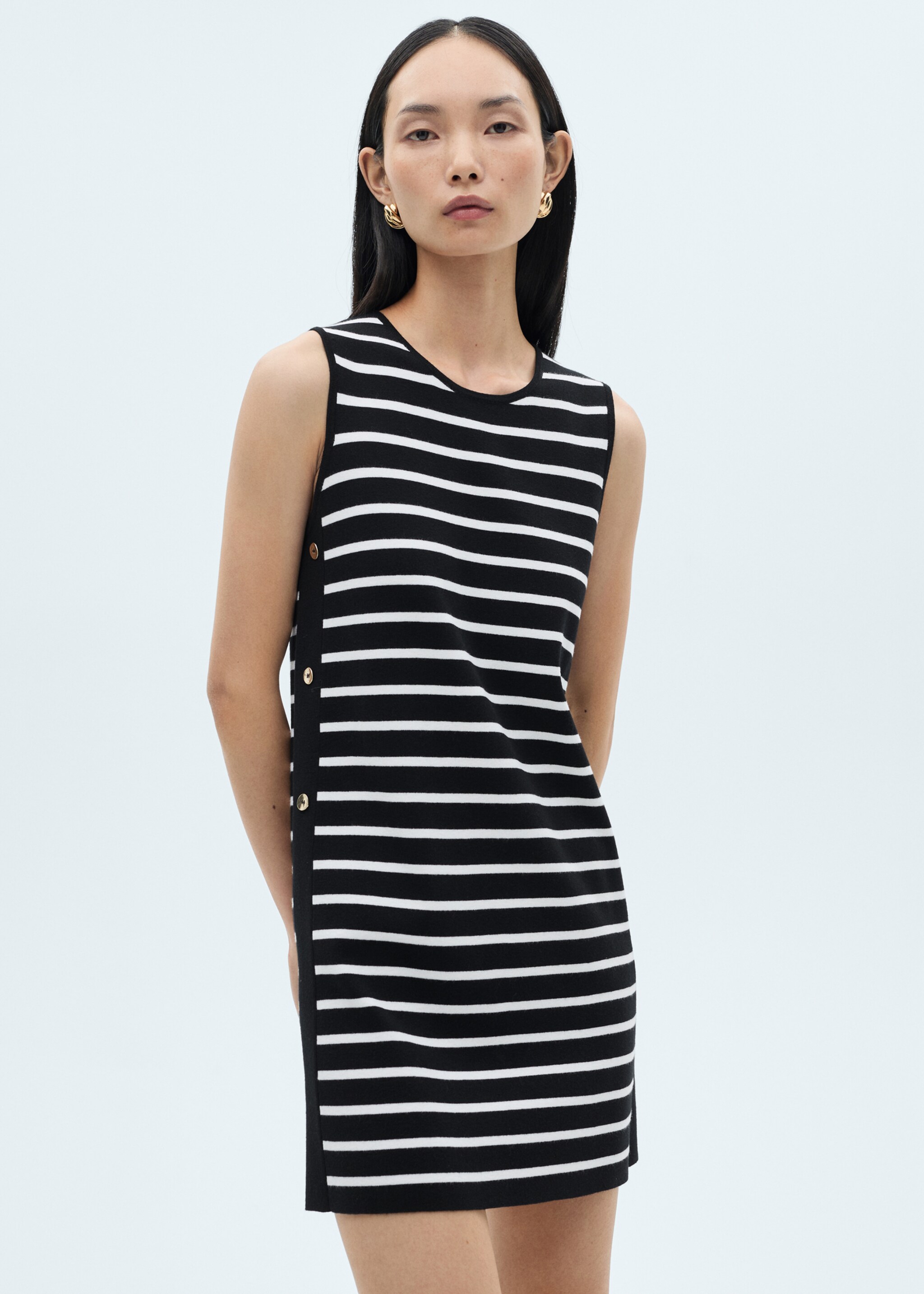 Robe rayures boutons métalliques - Plan moyen