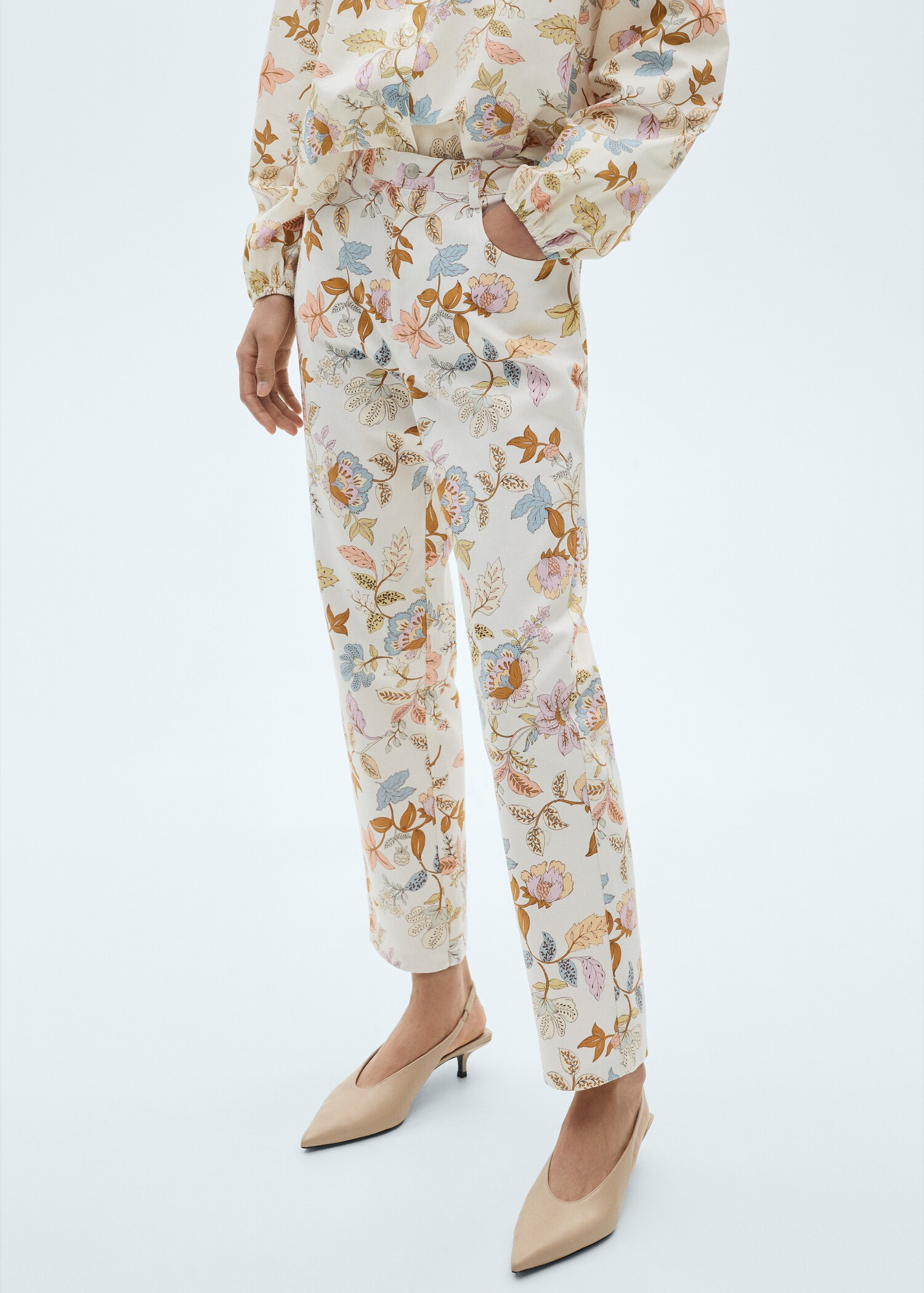 Pantalón recto estampado floral - Plano medio