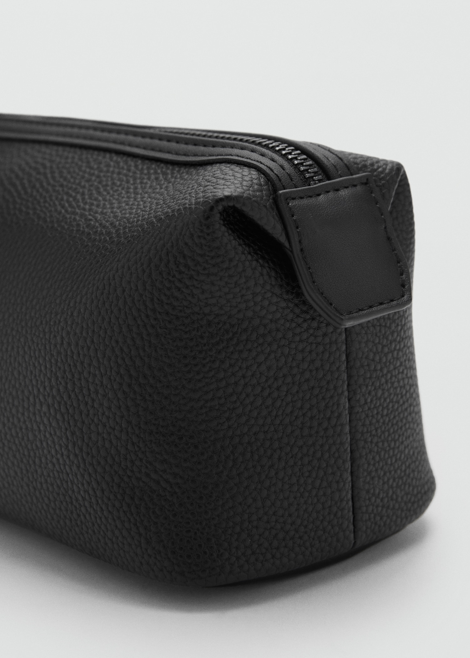 Contrast-strap pebbled cosmetic bag - Details of the article 1