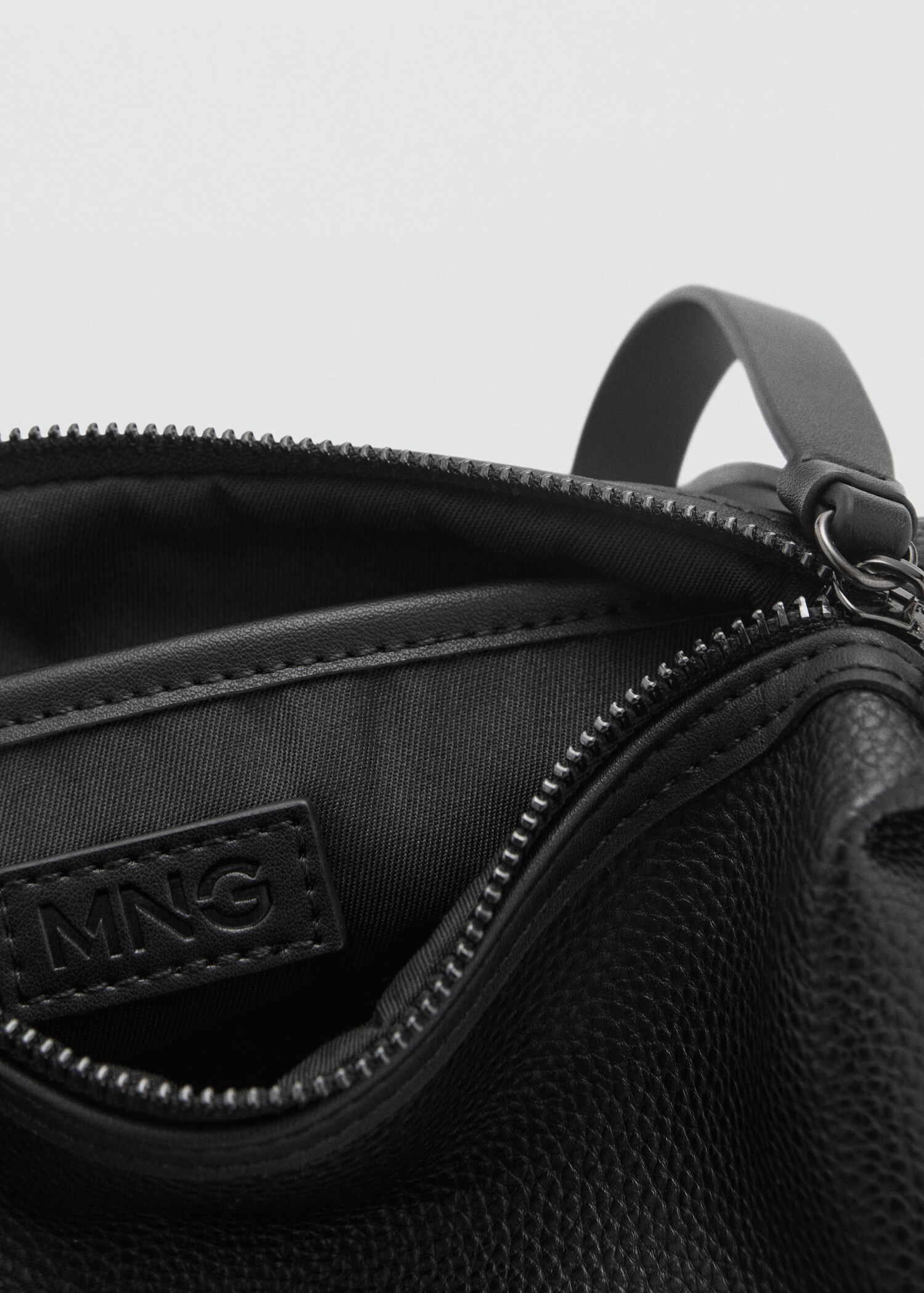 Genarbte Kosmetiktasche mit Kontrasthenkel - Detail des Artikels 2