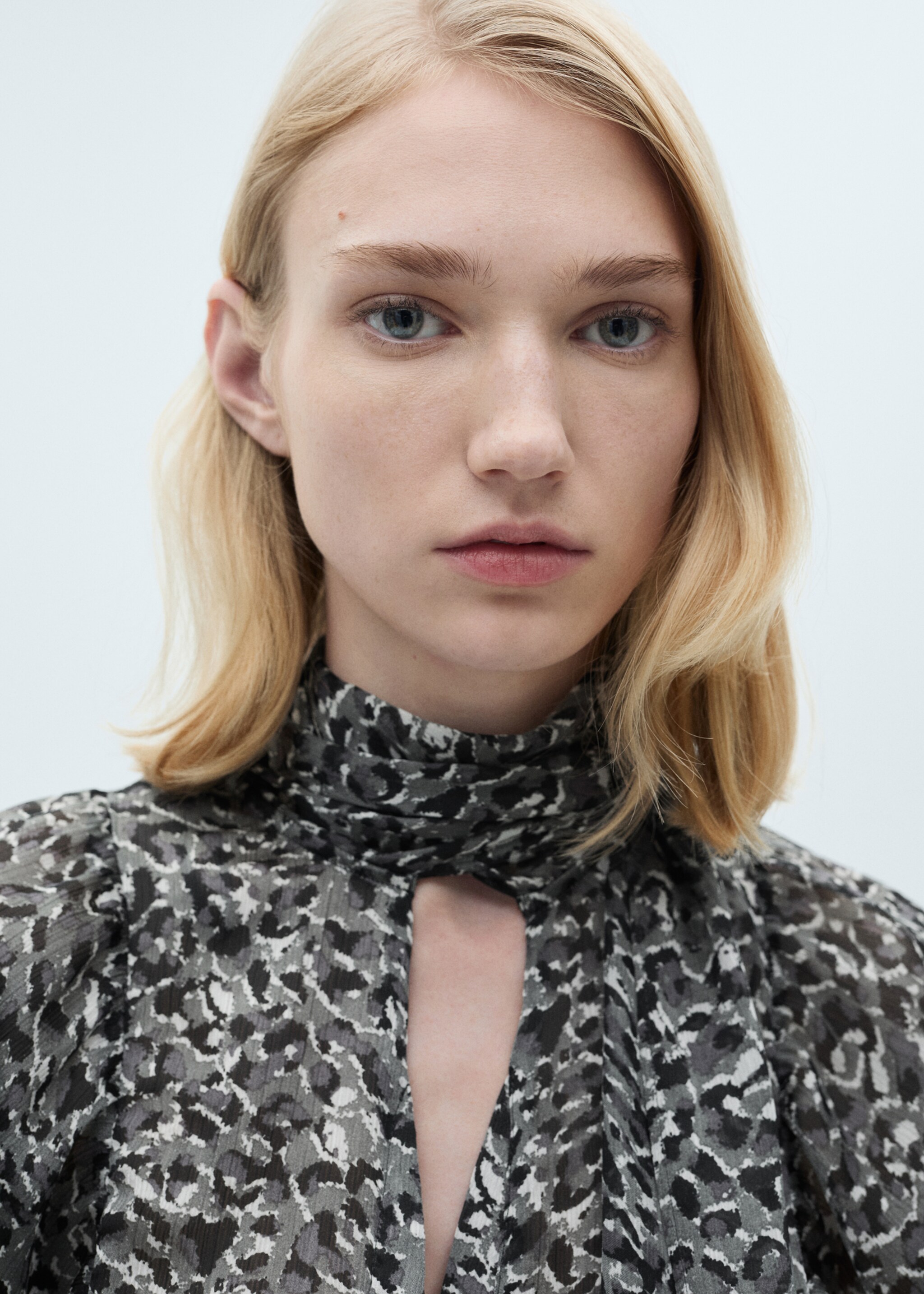 Leopard-print blouse with collar and bow - Details of the article 1