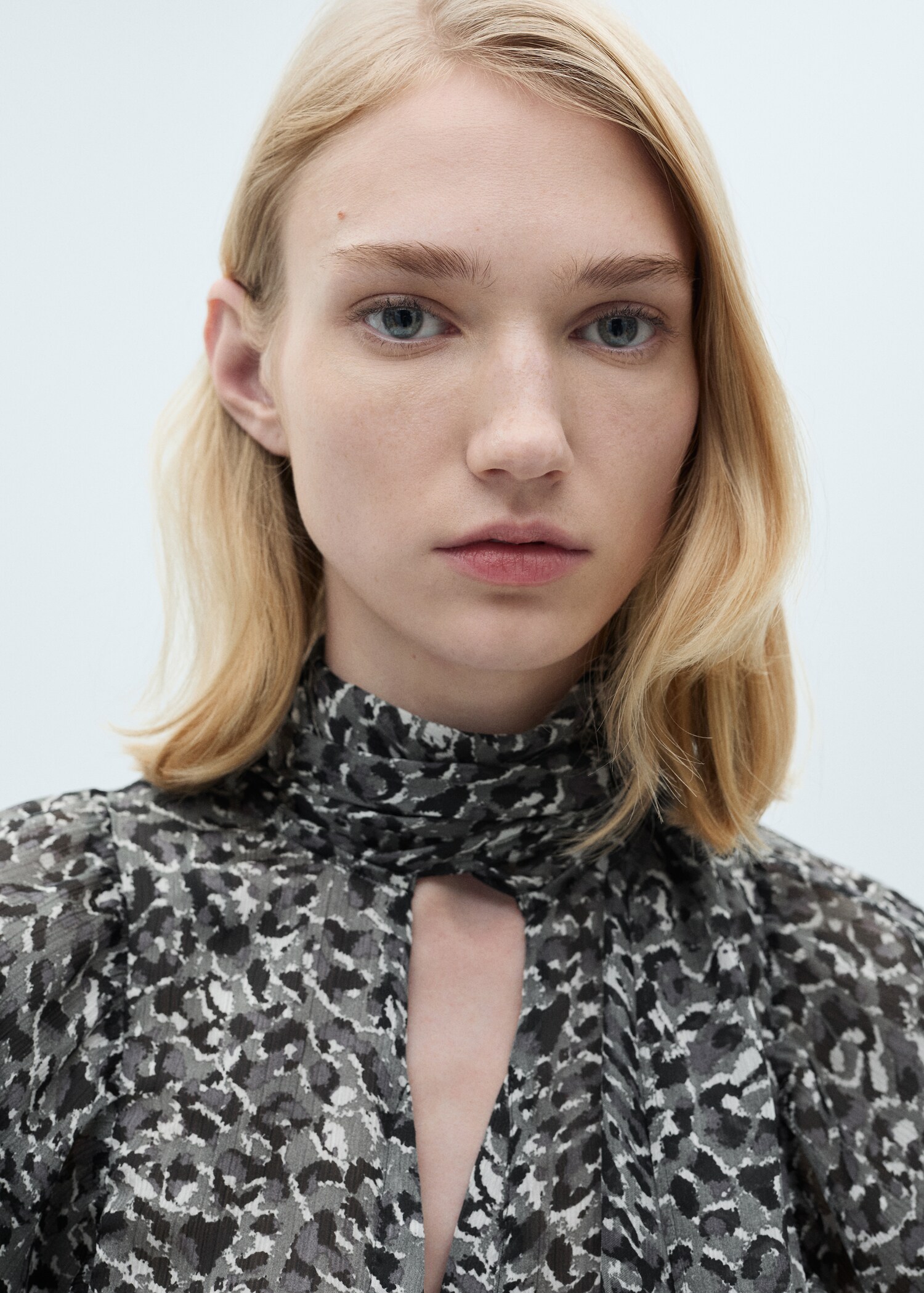 Blusa leopardo lazo cuello - Detalle del artículo 1