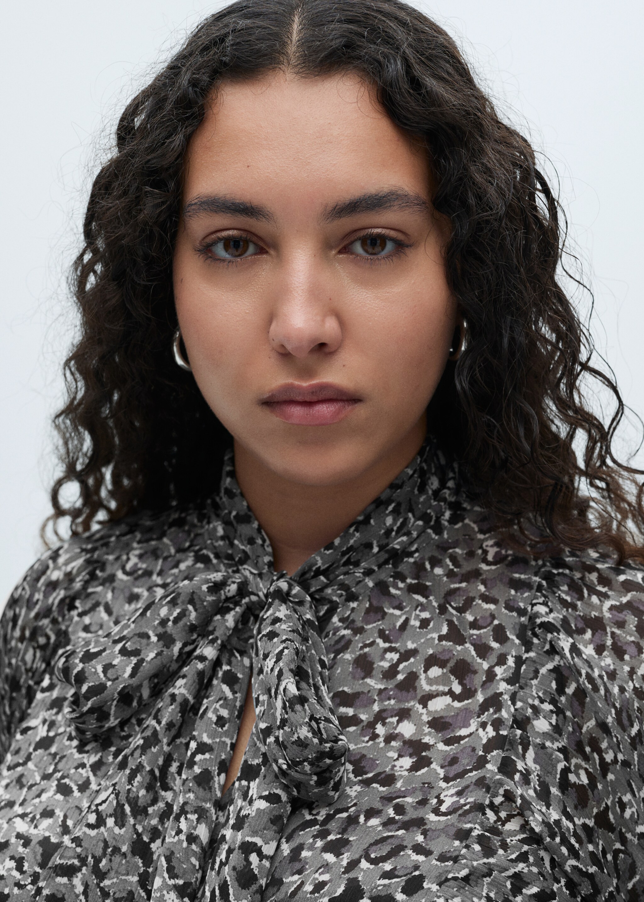 Leopard-print blouse with collar and bow - Details of the article 4