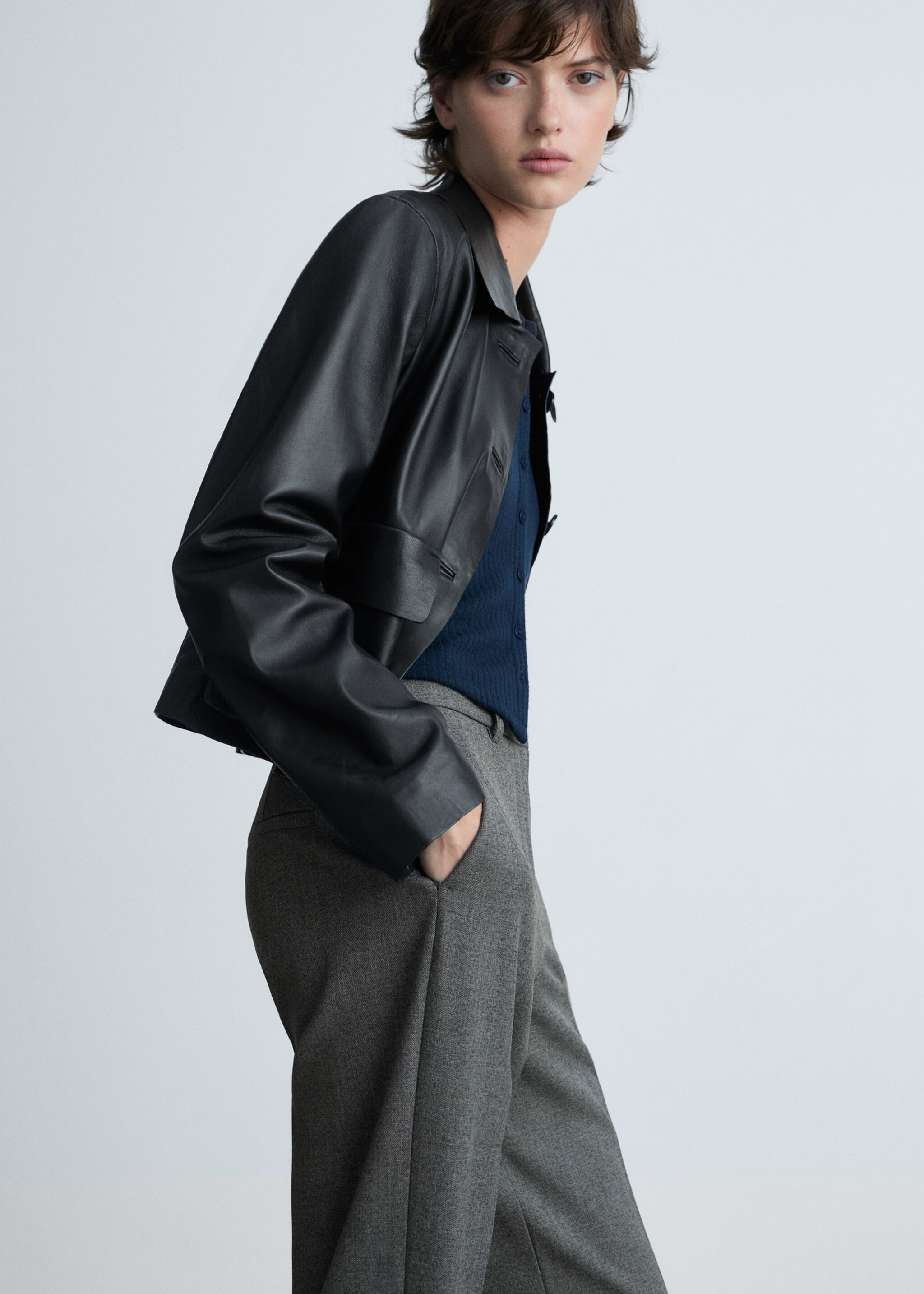 Straight mid-rise trousers - Details of the article 1