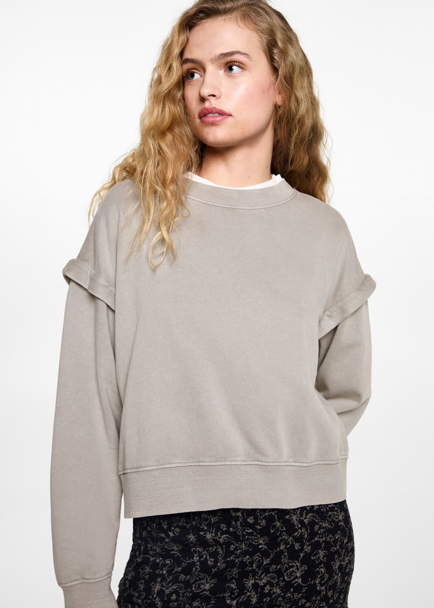 Sudadera costura hombro - Plano medio