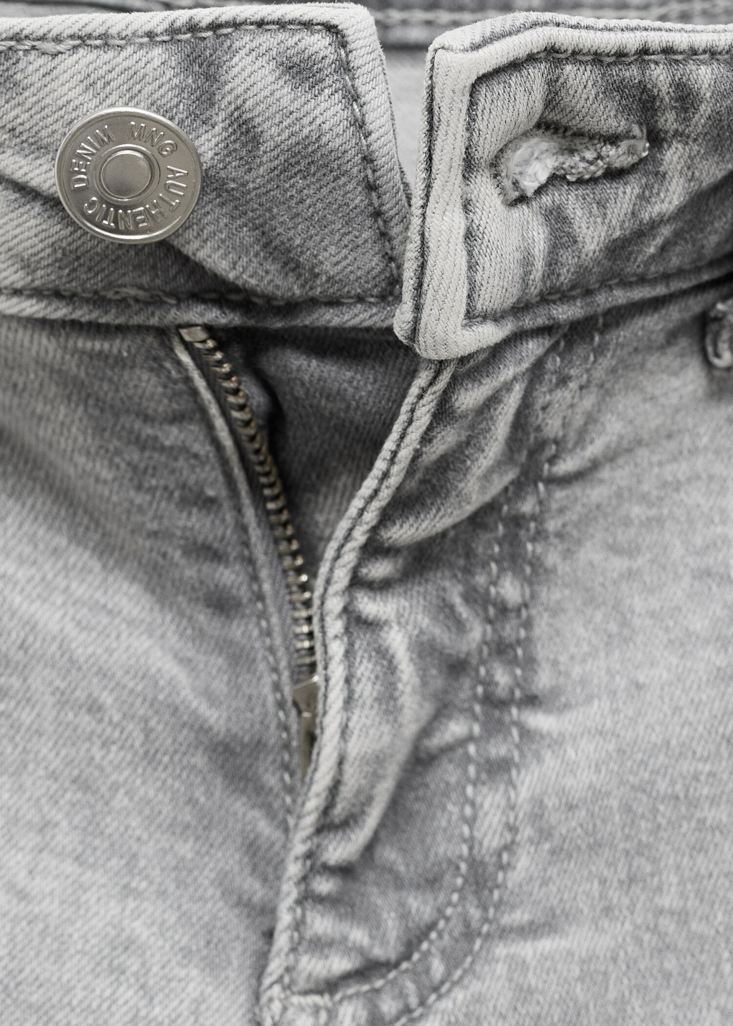 Jean taille basse à clous - Détail de l'article 0