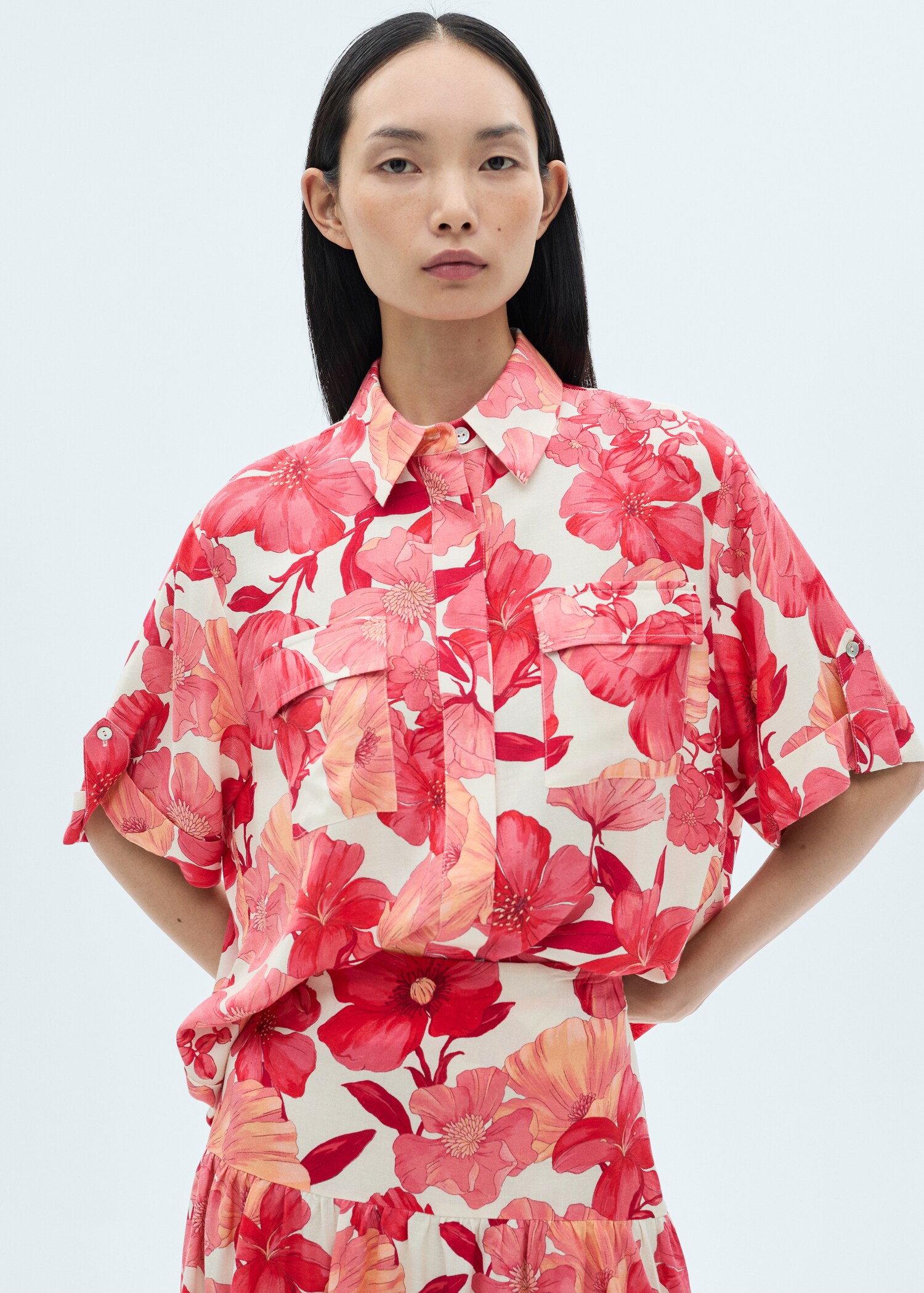 Blumenprint-T-Shirt mit Taschen - Mittlere Ansicht