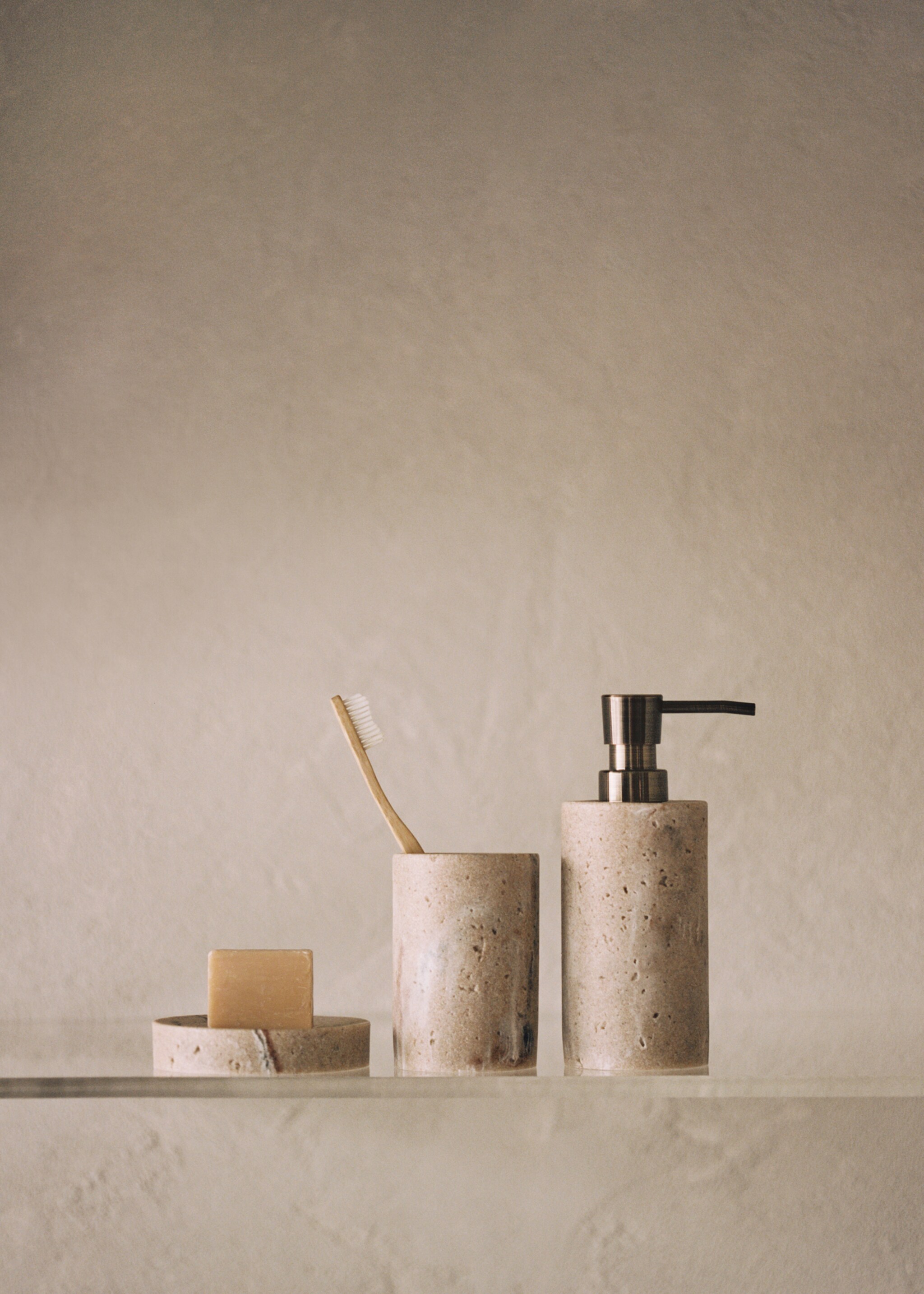 Resin marble-effect soap dispenser - Details of the article 6
