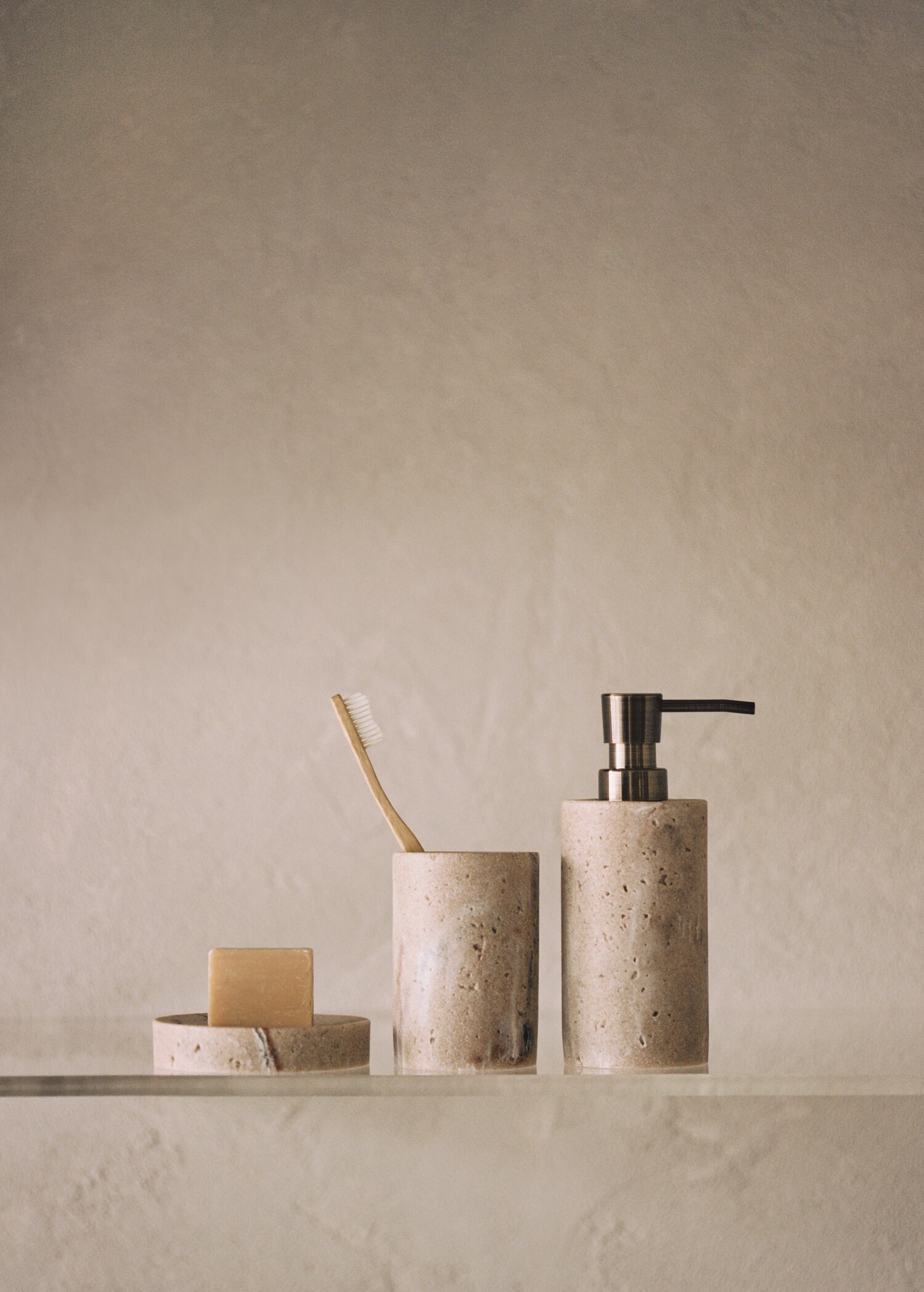 Resin marble-effect soap dispenser - Details of the article 6