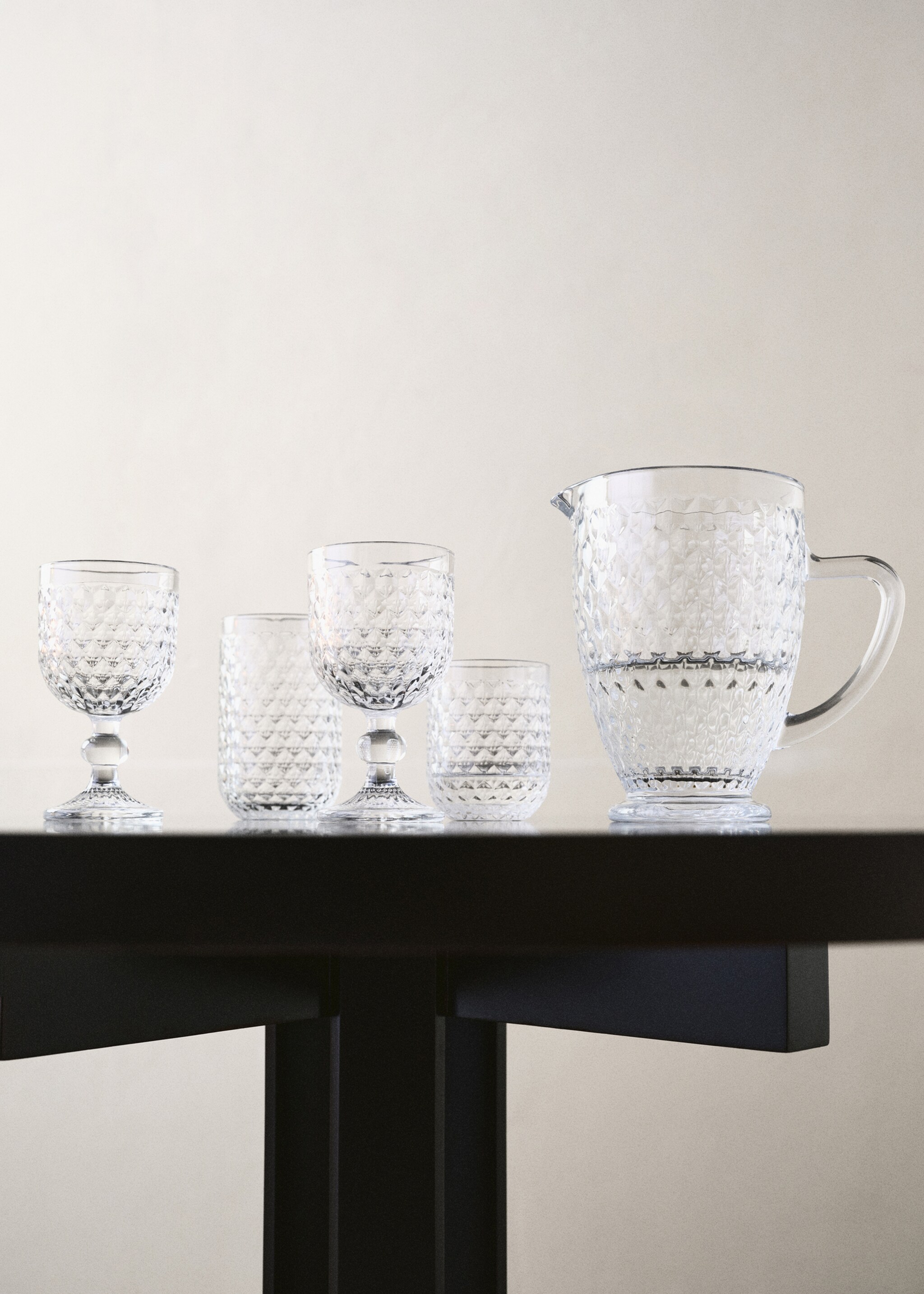 Glass with geometric embossed design - Details of the article 7