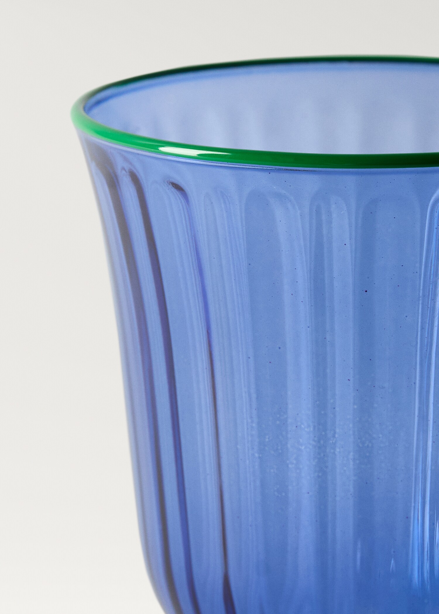 Verre à pied motif bicolore texture rayures - Détail de l'article 1