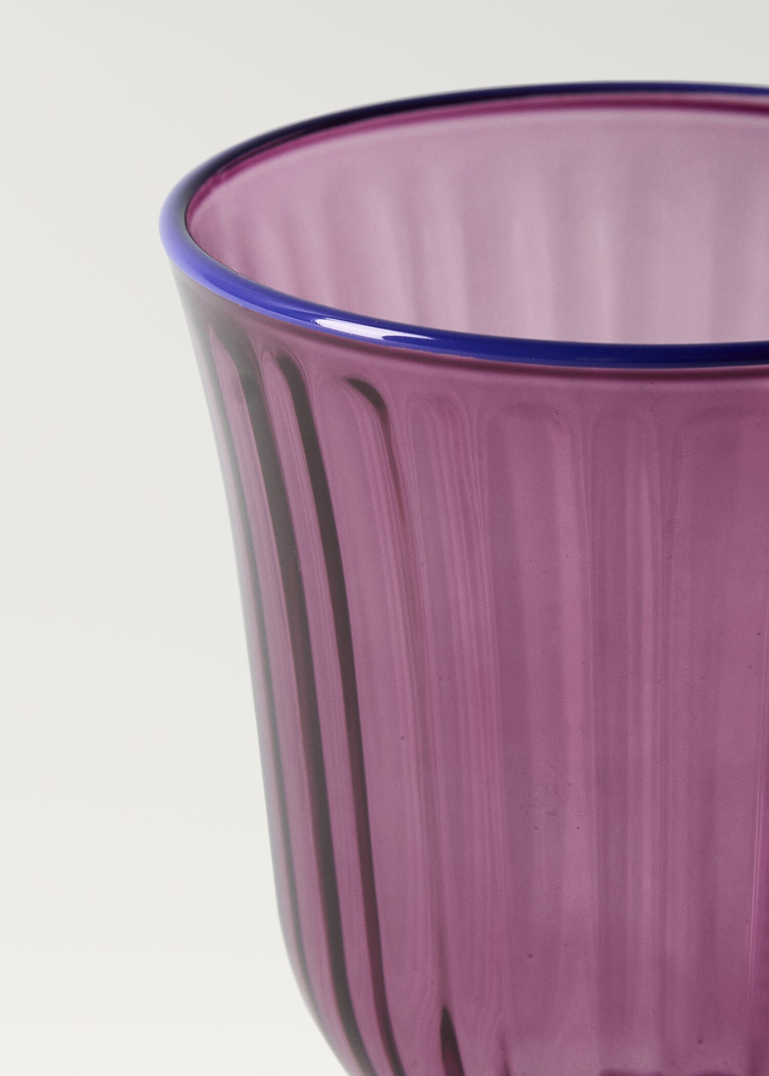 Glass with two-tone textured stripe design - Details of the article 1
