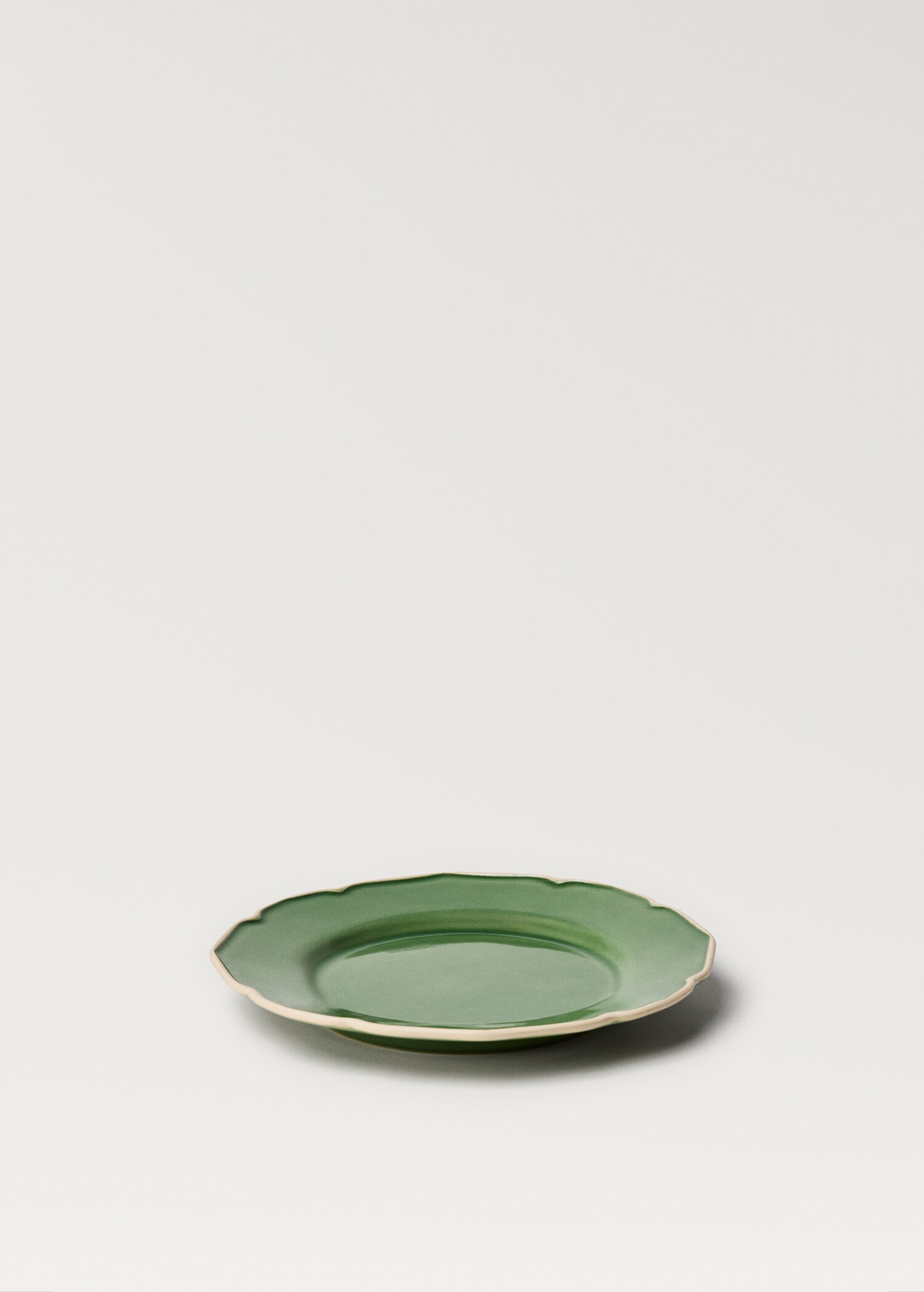 Stoneware dessert plate with wavy design - Details of the article 1