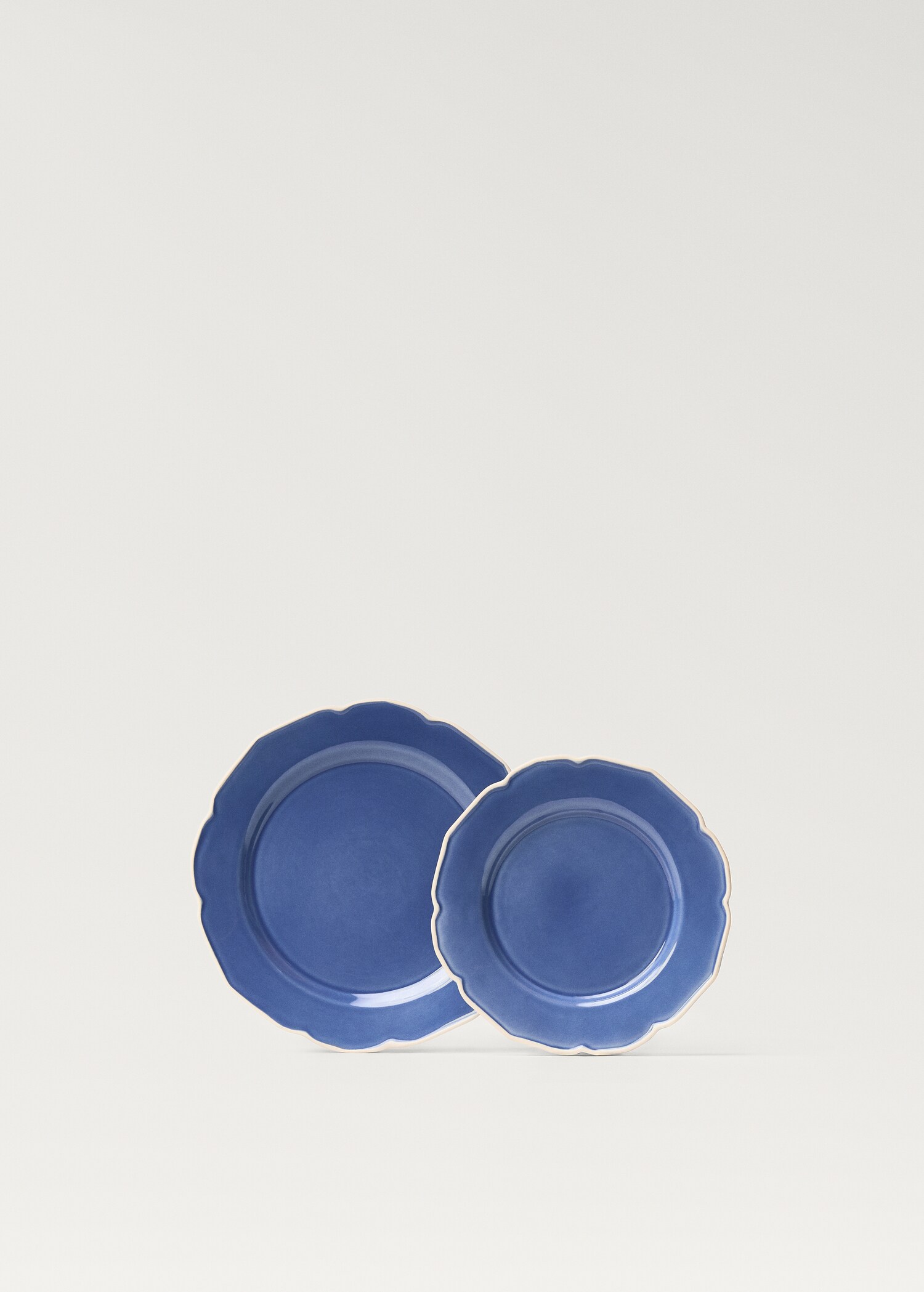 Stoneware dessert plate with wavy design - Details of the article 3