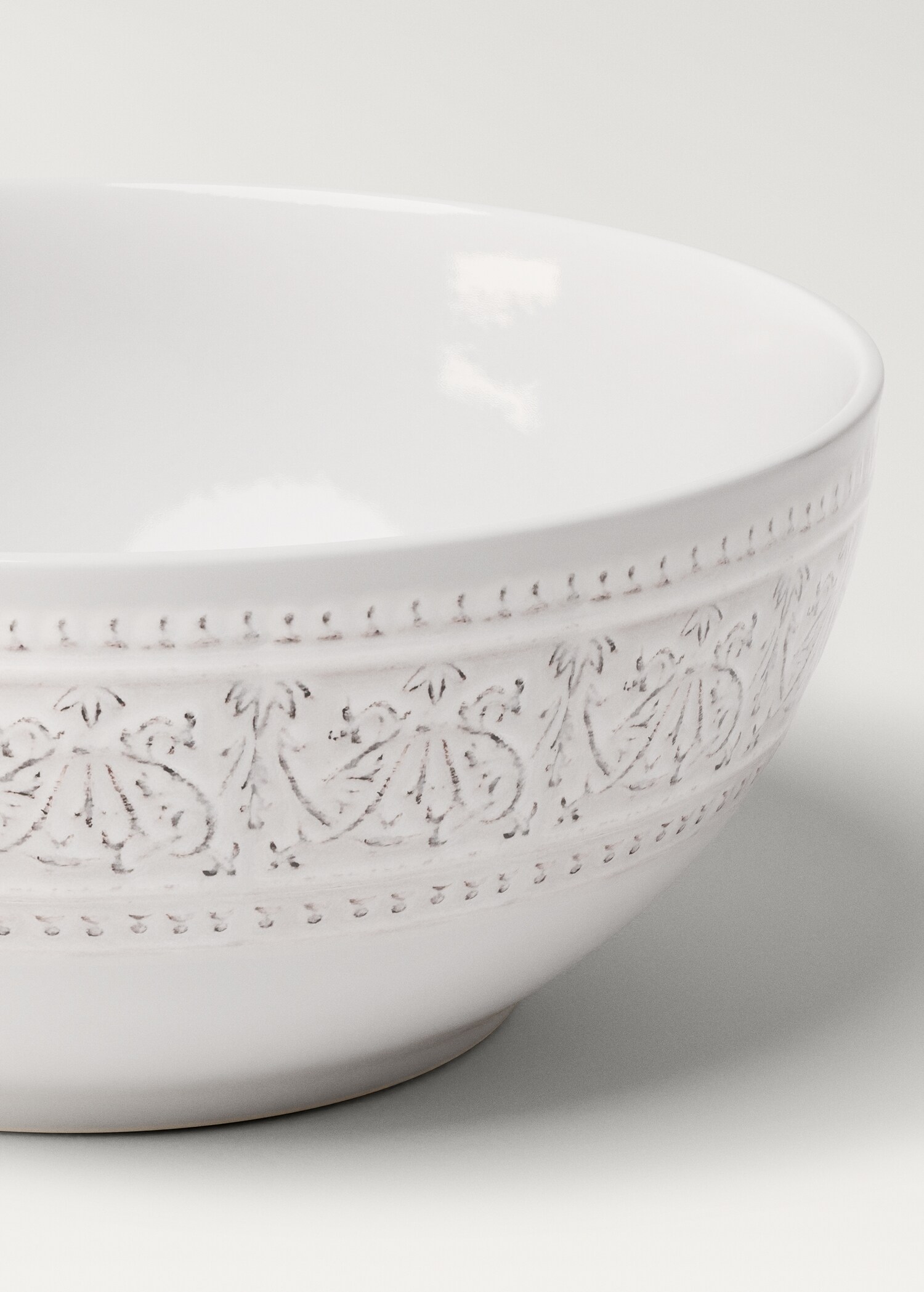 Stoneware salad bowl with decorative trim - Details of the article 2