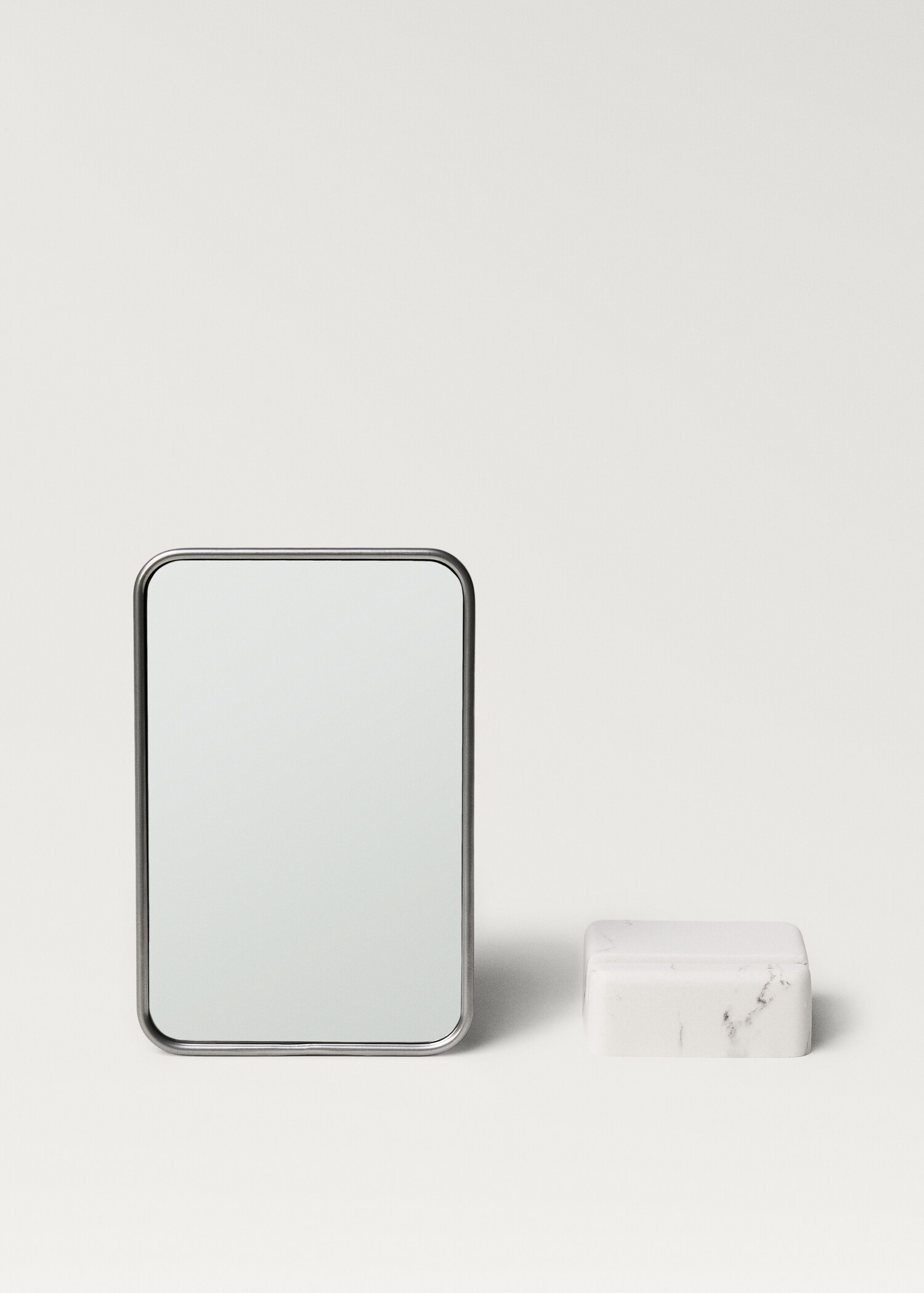 Marble-effect resin dressing table mirror - Details of the article 3