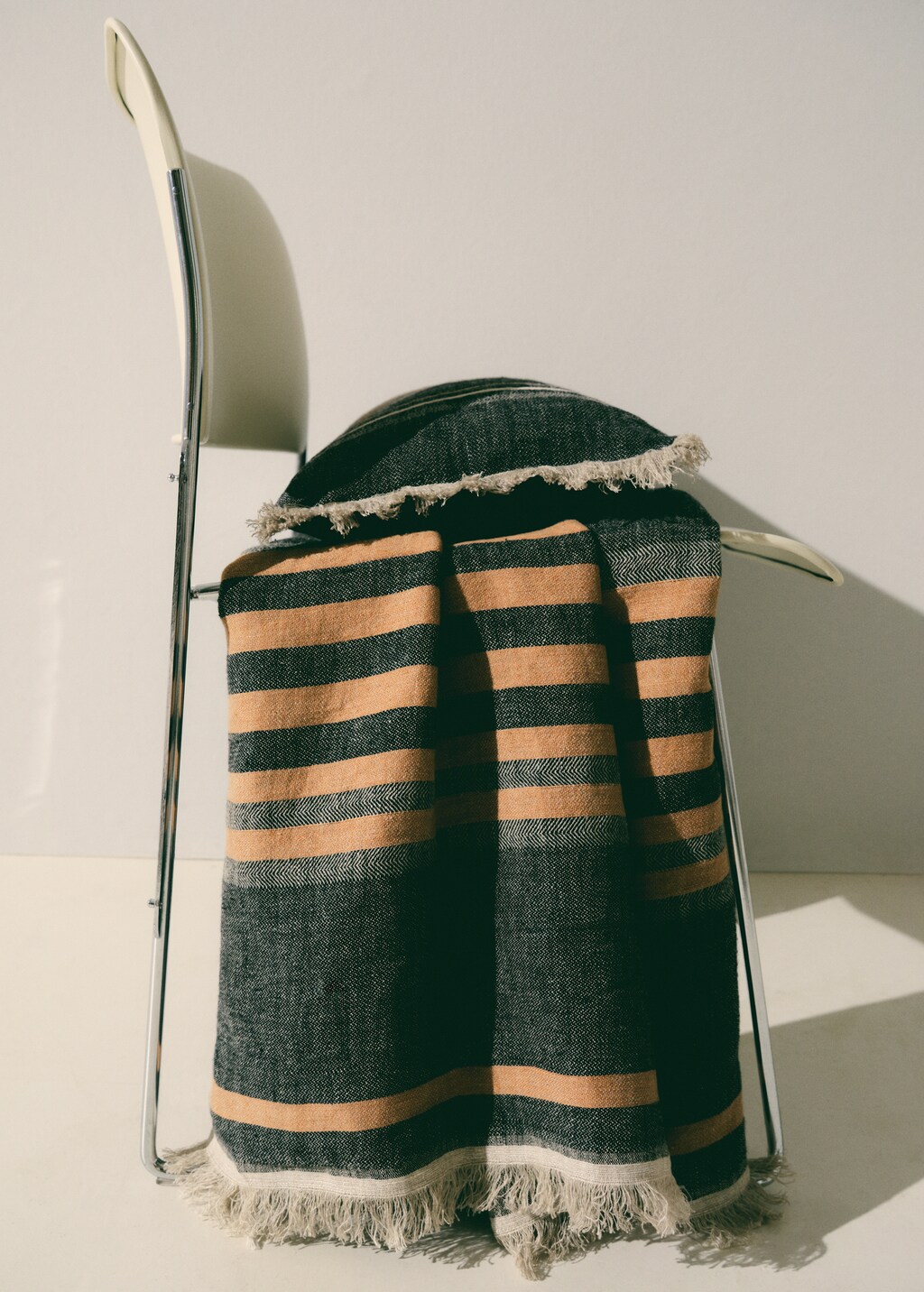 Linen blanket with stripe design