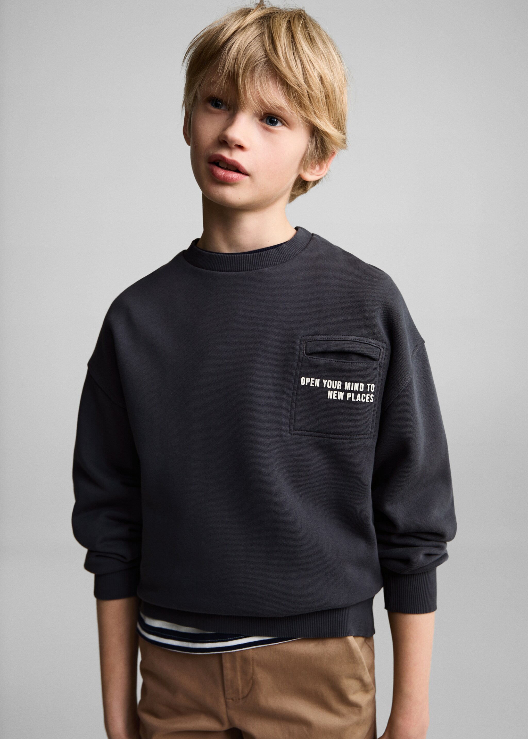 Sweatshirt i bomull med ficka - Bild av mittparti