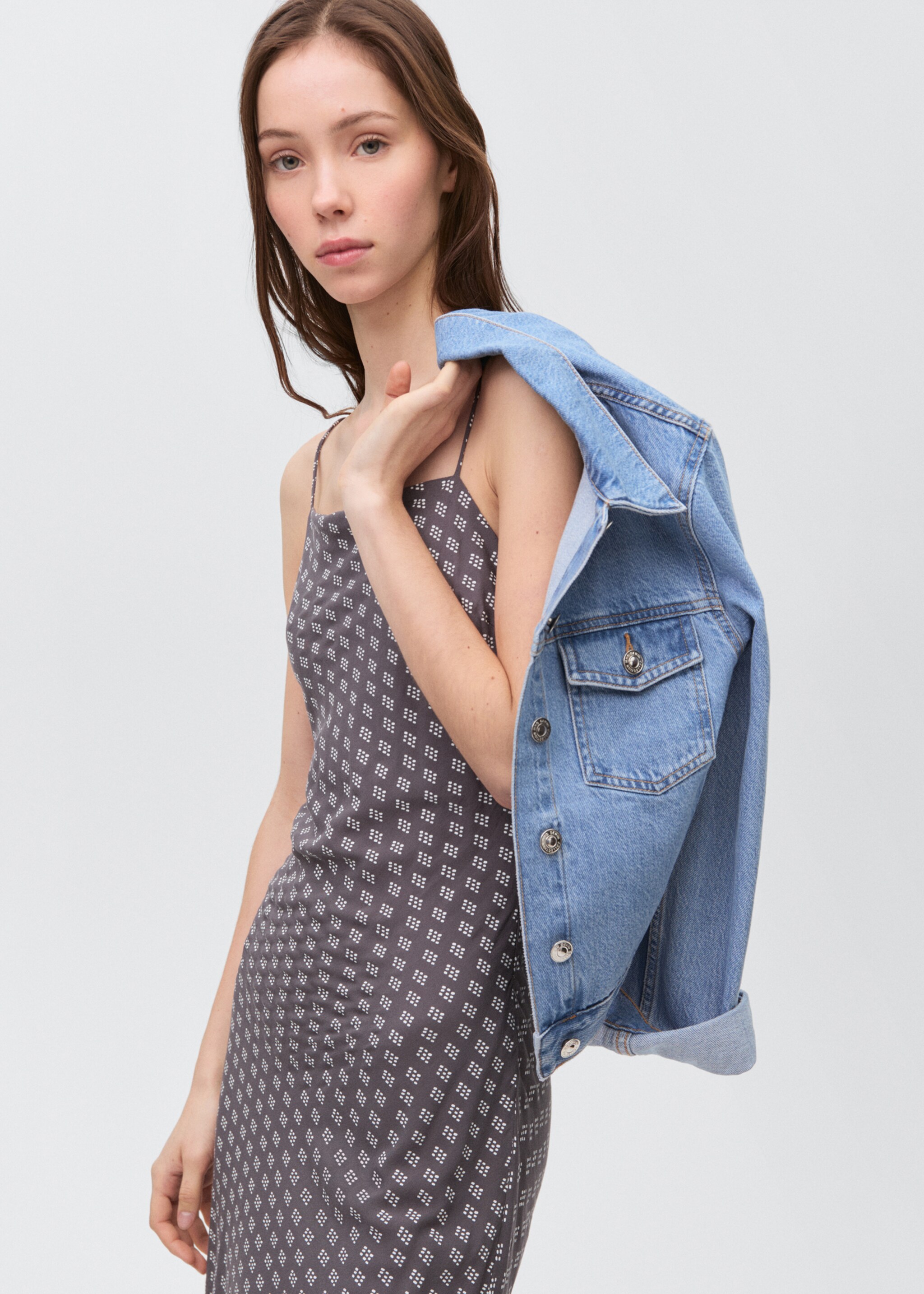 Robe longue imprimée - Plan moyen