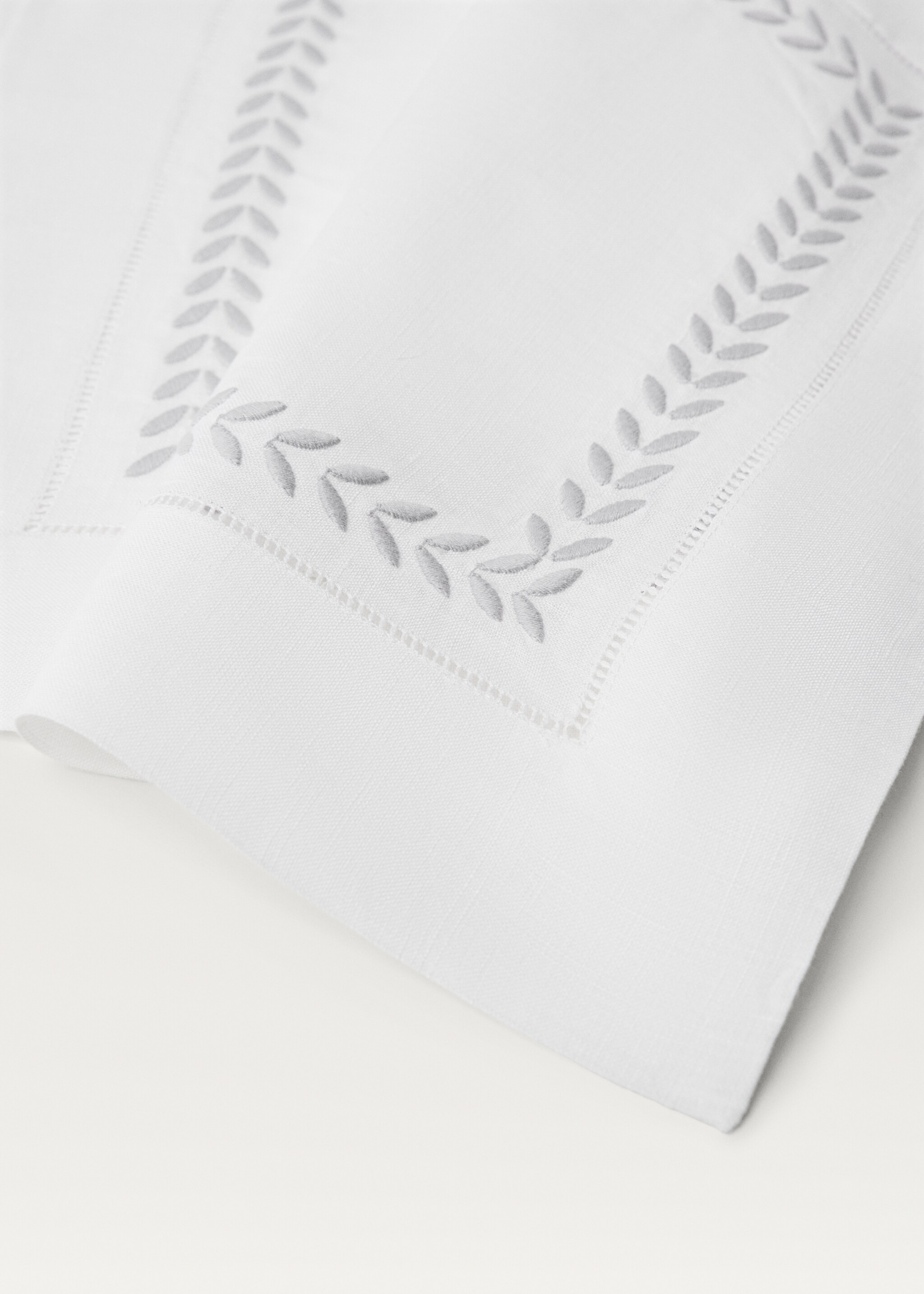 Embroidered herringbone linen placemat - Details of the article 1